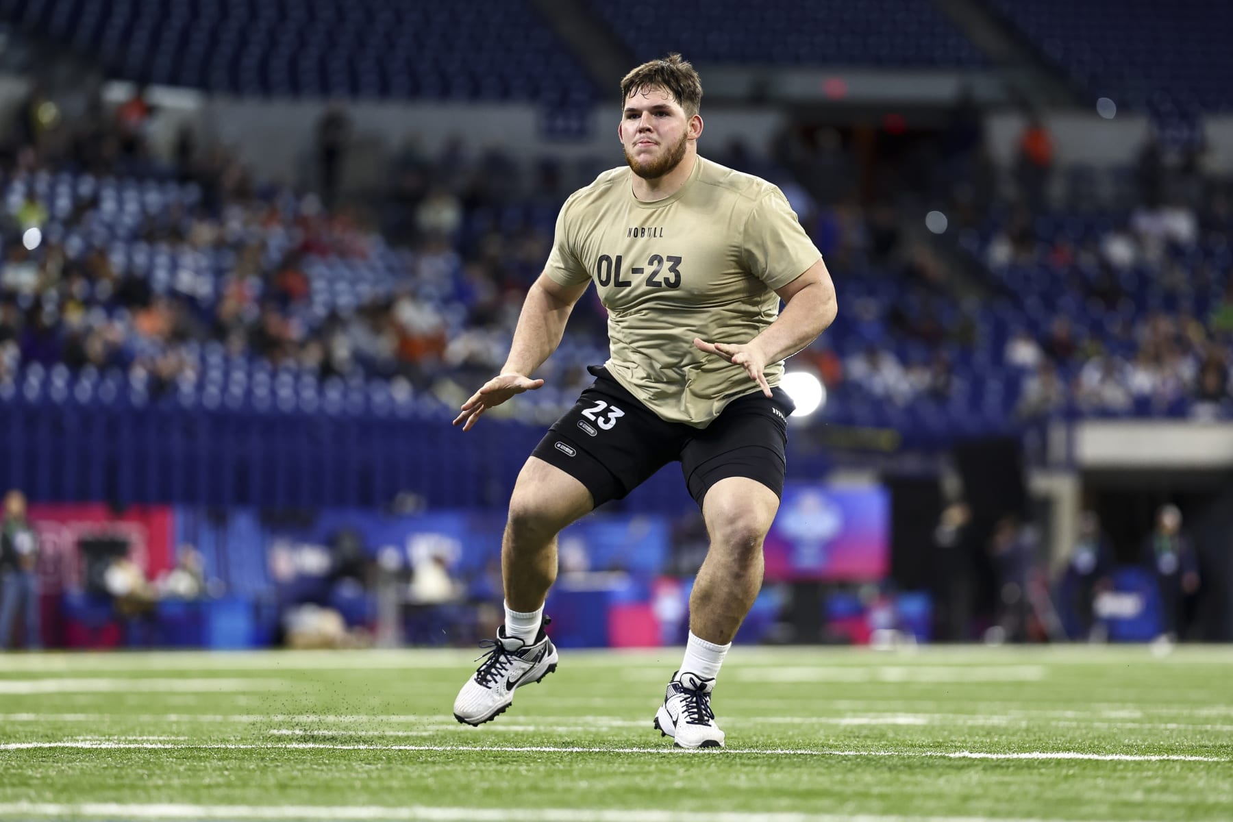 INDIANAPOLIS, INDIANA - MARCH 3: Zach Frazier #OL23 of West Virginia participates in a drill during the NFL Combine at the Lucas Oil Stadium on March 3, 2024 in Indianapolis, Indiana. (Photo by Kevin Sabitus/Getty Images)