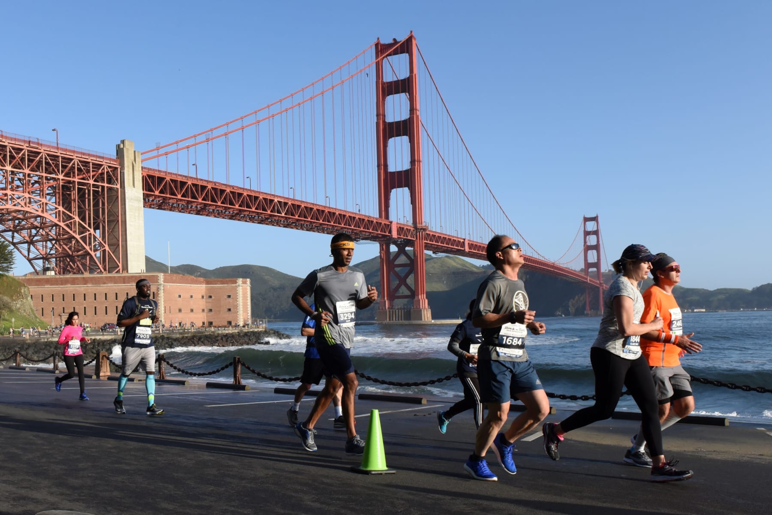 SAN FRANCISCO, CA - APRIL 08:  Participants race in the United Airlines Rock 'N' Roll Half Marathon San Francisco on April 8, 2018 in San Francisco, California.  (Photo by Robert Reiners/Getty Images for Rock 'N' Roll Marathon)