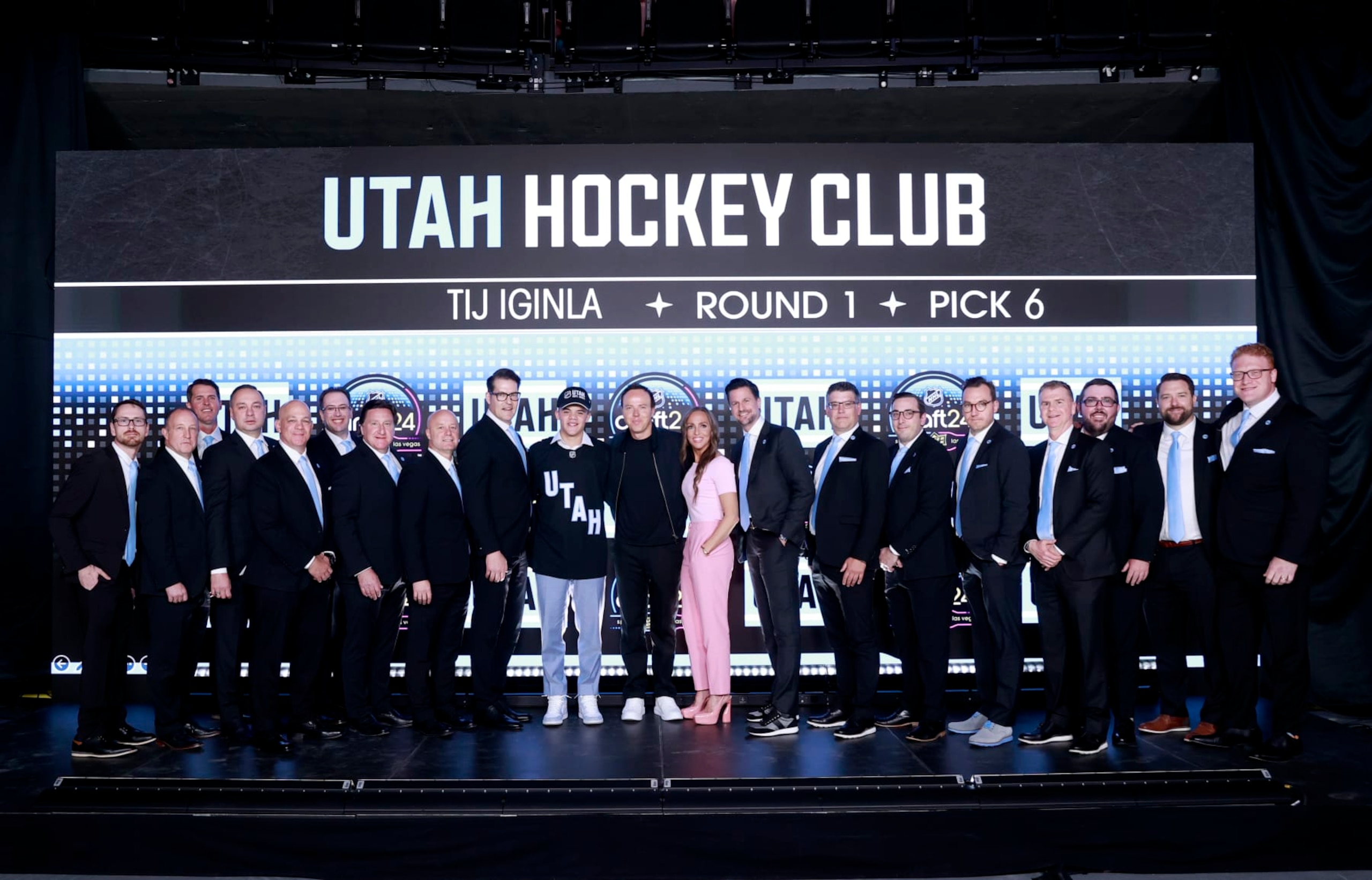 LAS VEGAS, NEVADA - JUNE 28: Tij Iginla poses for a group photo with general manager Bill Armstrong, team owners Ryan and Ashley Smith and team personnel after being selected sixth overall by Utah Hockey Club during the first round of the 2024 Upper Deck NHL Draft at Sphere on June 28, 2024 in Las Vegas, Nevada. (Photo by Jeff Vinnick/NHLI via Getty Images) LAS VEGAS, NEVADA - JUNE 28: Tij Iginla poses for a group photo with general manager Bill Armstrong, team owners Ryan and Ashley Smith and team personnel after being selected sixth overall by Utah Hockey Club during the first round of the 2024 Upper Deck NHL Draft at Sphere on June 28, 2024 in Las Vegas, Nevada. (Photo by Jeff Vinnick/NHLI via Getty Images)