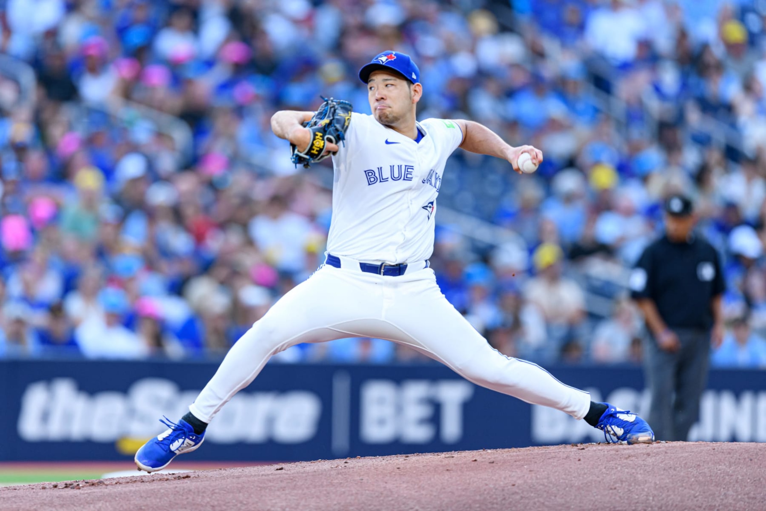 TORONTO, ON - JULY 26: Toronto Blue Jays Pitcher Yusei Kikuchi (16) throws a pitch during the MLB baseball regular season game between the Texas Rangers  and the Toronto Blue Jays on July 26, 2024, at Rogers Centre in Toronto, ON, Canada. (Photo by Julian Avram/Icon Sportswire via Getty Images)