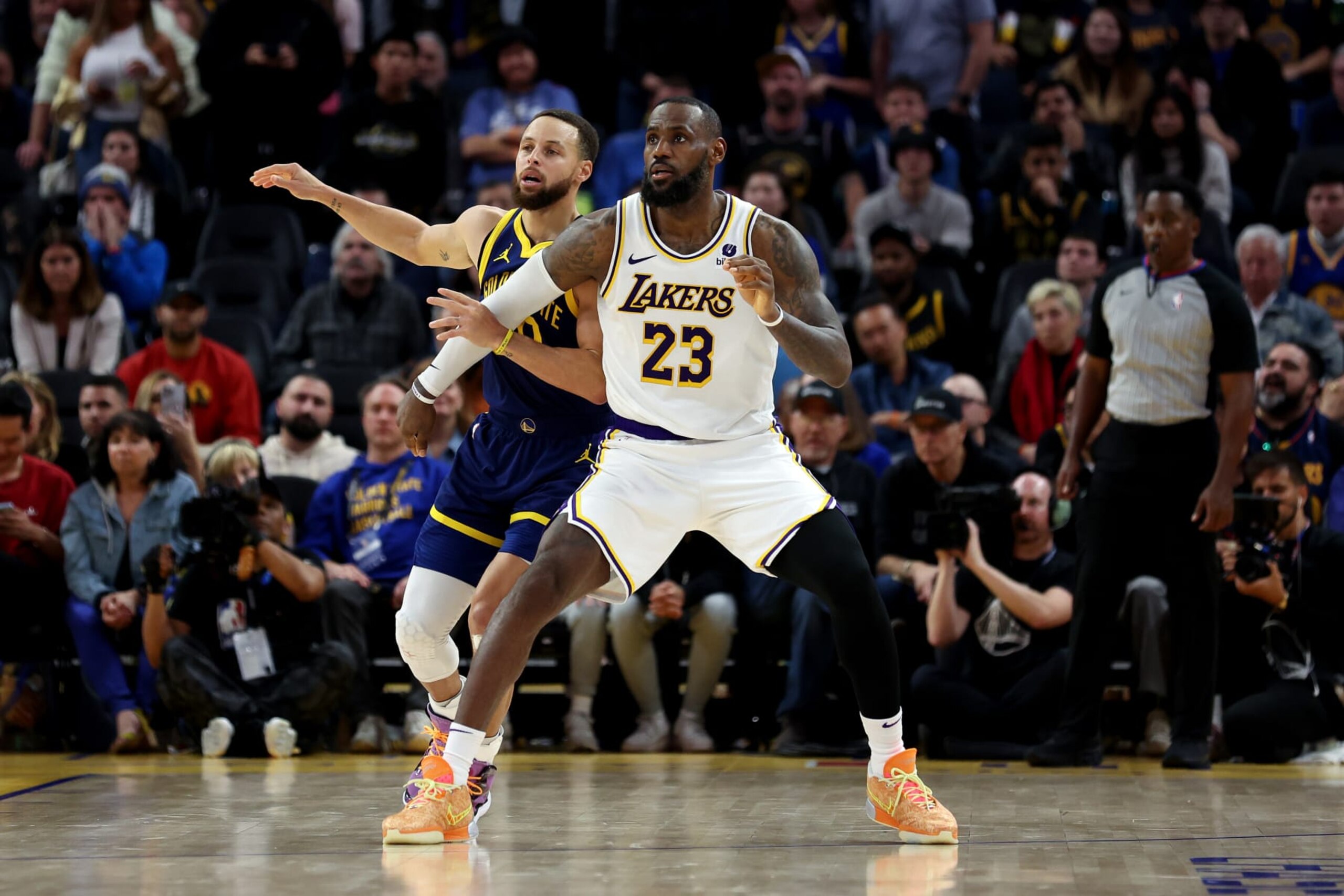 SAN FRANCISCO, CALIFORNIA - JANUARY 27: Stephen Curry #30 of the Golden State Warriors matches up against LeBron James #23 of the Los Angeles Lakers in overtime at Chase Center on January 27, 2024 in San Francisco, California. NOTE TO USER: User expressly acknowledges and agrees that, by downloading and or using this photograph, User is consenting to the terms and conditions of the Getty Images License Agreement.  (Photo by Ezra Shaw/Getty Images)