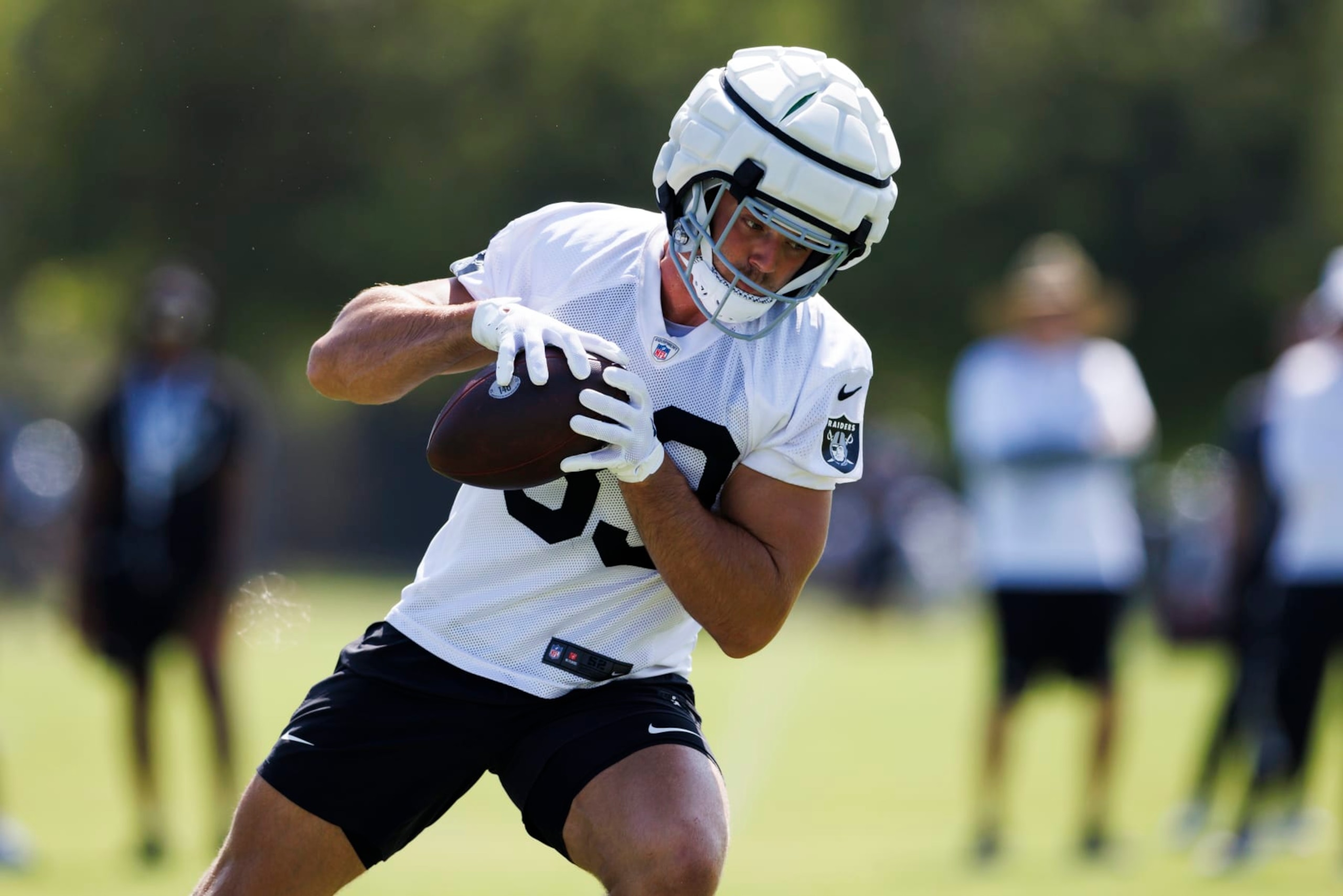 COSTA MESA, CALIFORNIA - JULY 26: Brock Bowers #89 of the Las Vegas Raiders catches the ball during training camp at Jack Hammett Sports Complex on July 26, 2024 in Costa Mesa, California.  (Photo by Ric Tapia/Getty Images)
