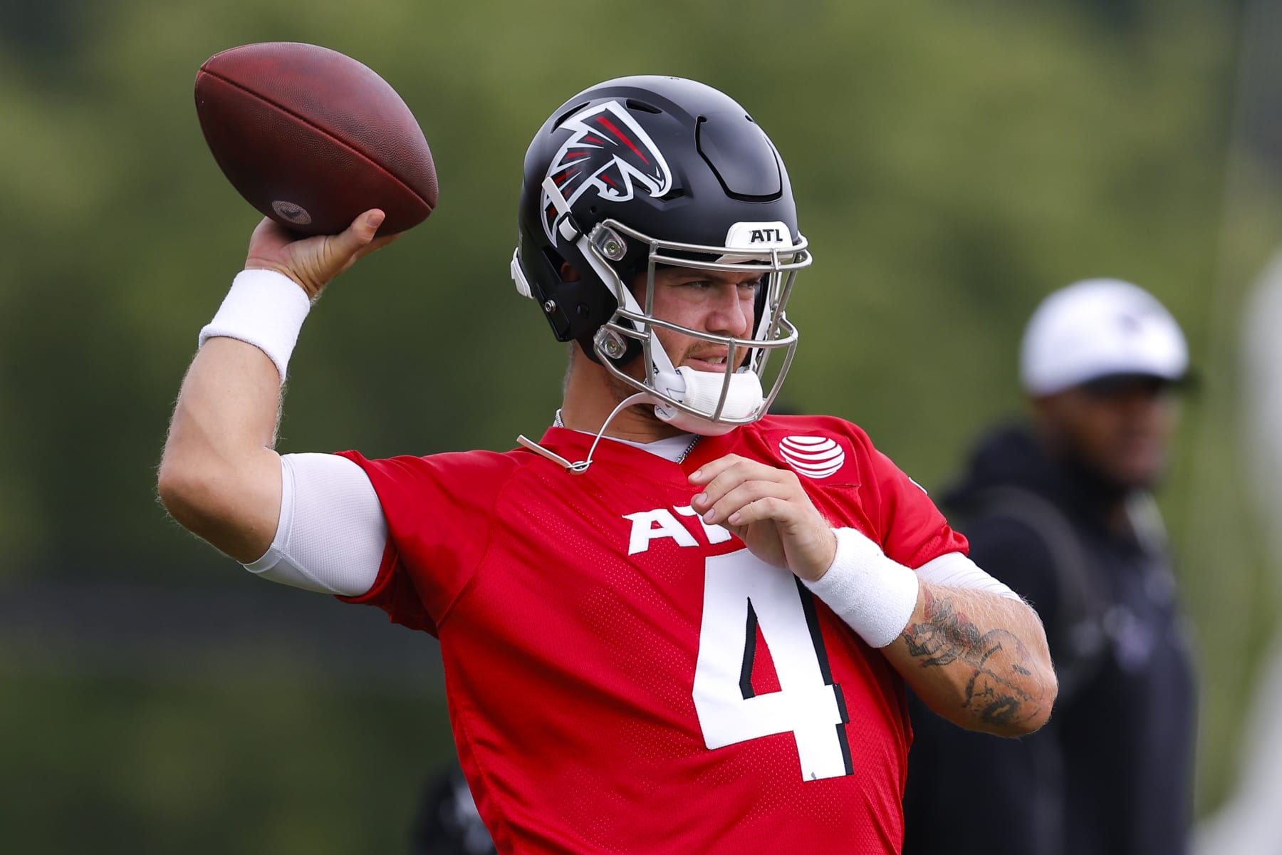FLOWERY BRANCH, GEORGIA - JULY 28: Taylor Heinicke #4 of the Atlanta Falcons drops back to pass during training camp on July 28, 2024 in Flowery Branch, Georgia. (Photo by Todd Kirkland/Getty Images)