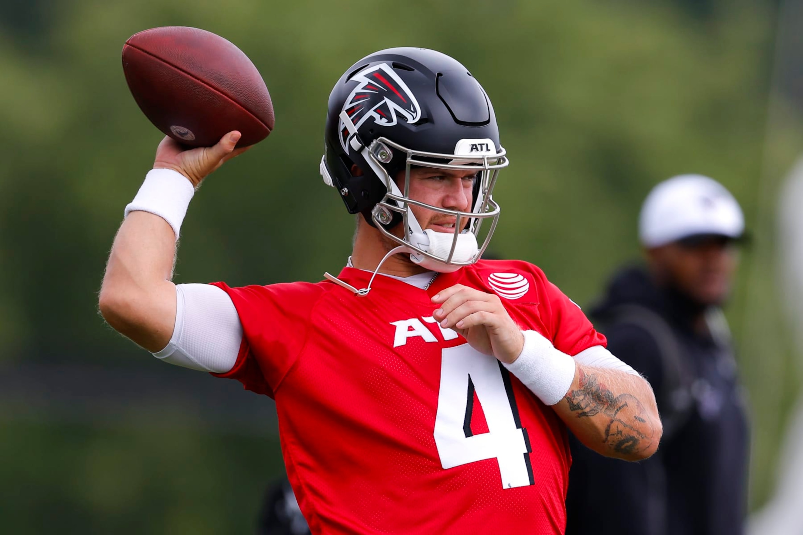 FLOWERY BRANCH, GEORGIA - JULY 28: Taylor Heinicke #4 of the Atlanta Falcons drops back to pass during training camp on July 28, 2024 in Flowery Branch, Georgia. (Photo by Todd Kirkland/Getty Images) FLOWERY BRANCH, GEORGIA - JULY 28: Taylor Heinicke #4 of the Atlanta Falcons drops back to pass during training camp on July 28, 2024 in Flowery Branch, Georgia. (Photo by Todd Kirkland/Getty Images)