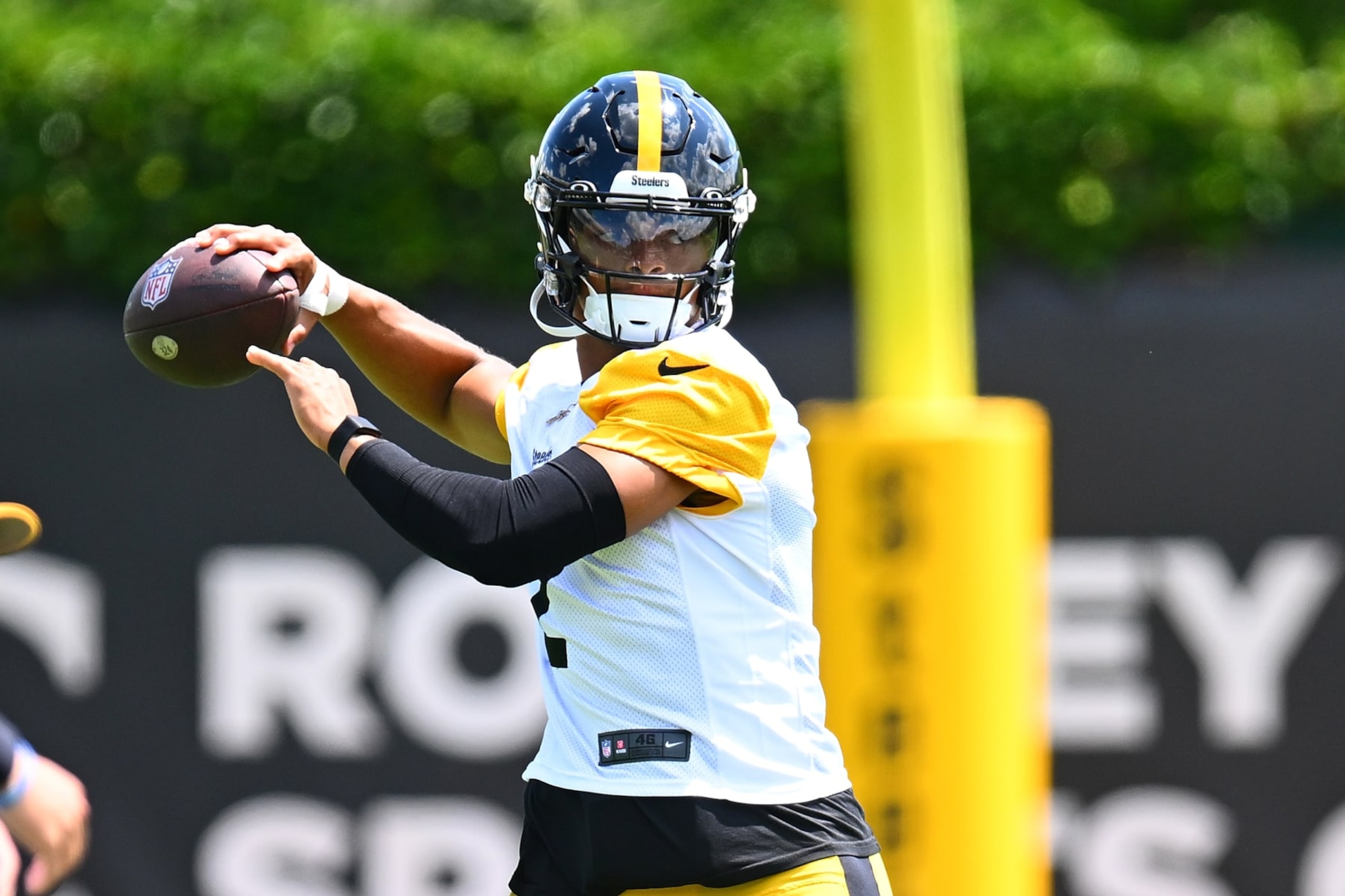 PITTSBURGH, PENNSYLVANIA - JUNE 6:  Justin Fields #2 of the Pittsburgh Steelers throws a pass during the Pittsburgh Steelers OTA offseason workout at UPMC Rooney Sports Complex on June 6 2024 in Pittsburgh, Pennsylvania. (Photo by Joe Sargent/Getty Images)