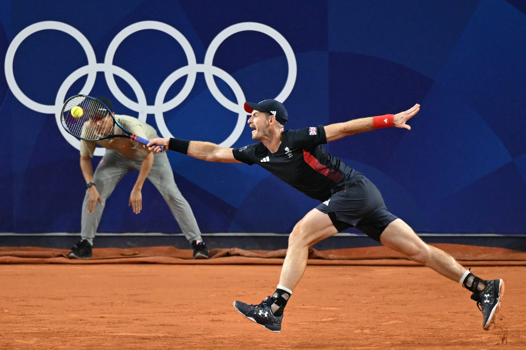 Britain's Andy Murray playing with Britain's Daniel Evans serves to US' Taylor Fritz and US' Tommy Paul during their men's doubles quarter-final tennis match on Court Suzanne-Lenglen at the Roland-Garros Stadium during the Paris 2024 Olympic Games, in Paris on August 1, 2024. (Photo by PATRICIA DE MELO MOREIRA / AFP) (Photo by PATRICIA DE MELO MOREIRA/AFP via Getty Images)