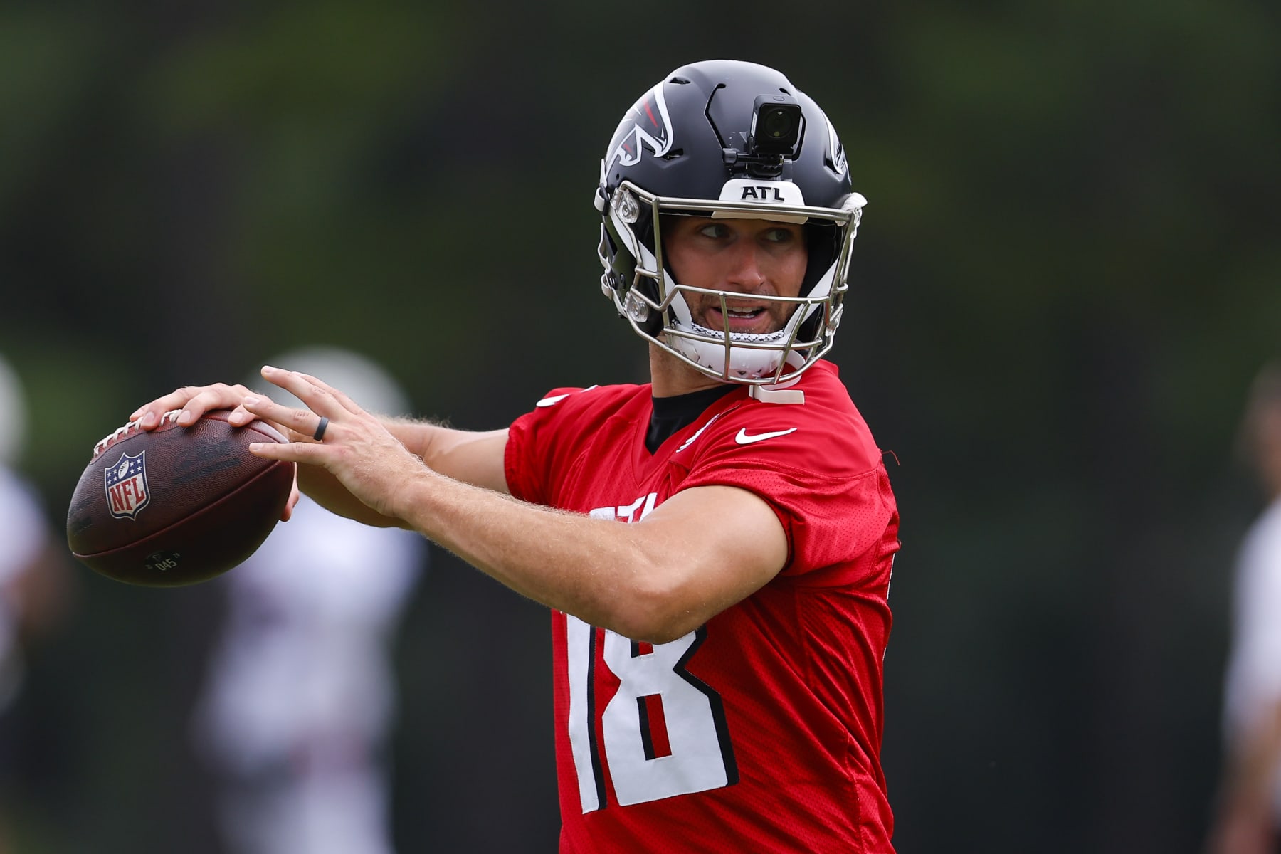 FLOWERY BRANCH, GEORGIA - JULY 28: Kirk Cousins #18 of the Atlanta Falcons drops back to pass during training camp on July 28, 2024 in Flowery Branch, Georgia. (Photo by Todd Kirkland/Getty Images)
