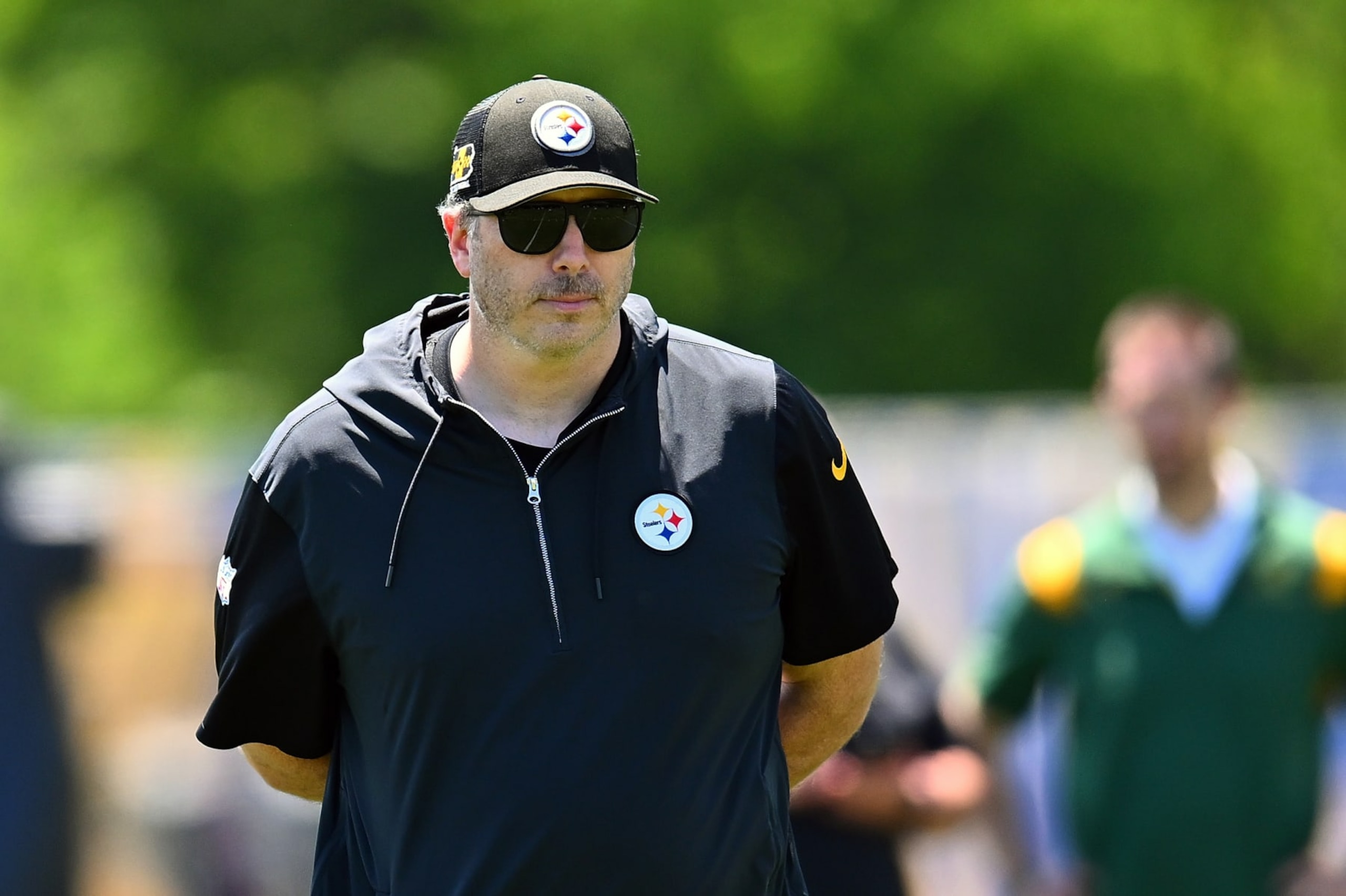 PITTSBURGH, PENNSYLVANIA - JUNE 6:  Offensive coordinator Arthur Smith of the Pittsburgh Steelers looks on during the Pittsburgh Steelers OTA offseason workout at UPMC Rooney Sports Complex on June 6 2024 in Pittsburgh, Pennsylvania. (Photo by Joe Sargent/Getty Images)