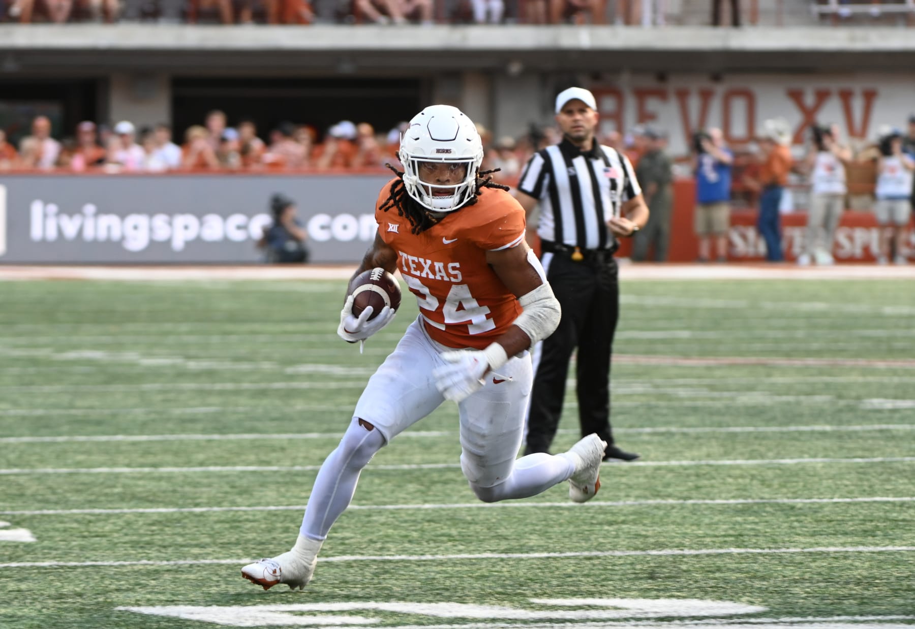 AUSTIN, TX - OCTOBER 28: A Texas Longhorns RB Jonathan Brooks (24) runs for yardage during the game featuring the Brigham Young Cougars and The Texas Longhorns on October 28, 2023, at Darrell K Royal-Texas Memorial Stadium in Austin, TX. (Photo by John Rivera/Icon Sportswire via Getty Images)