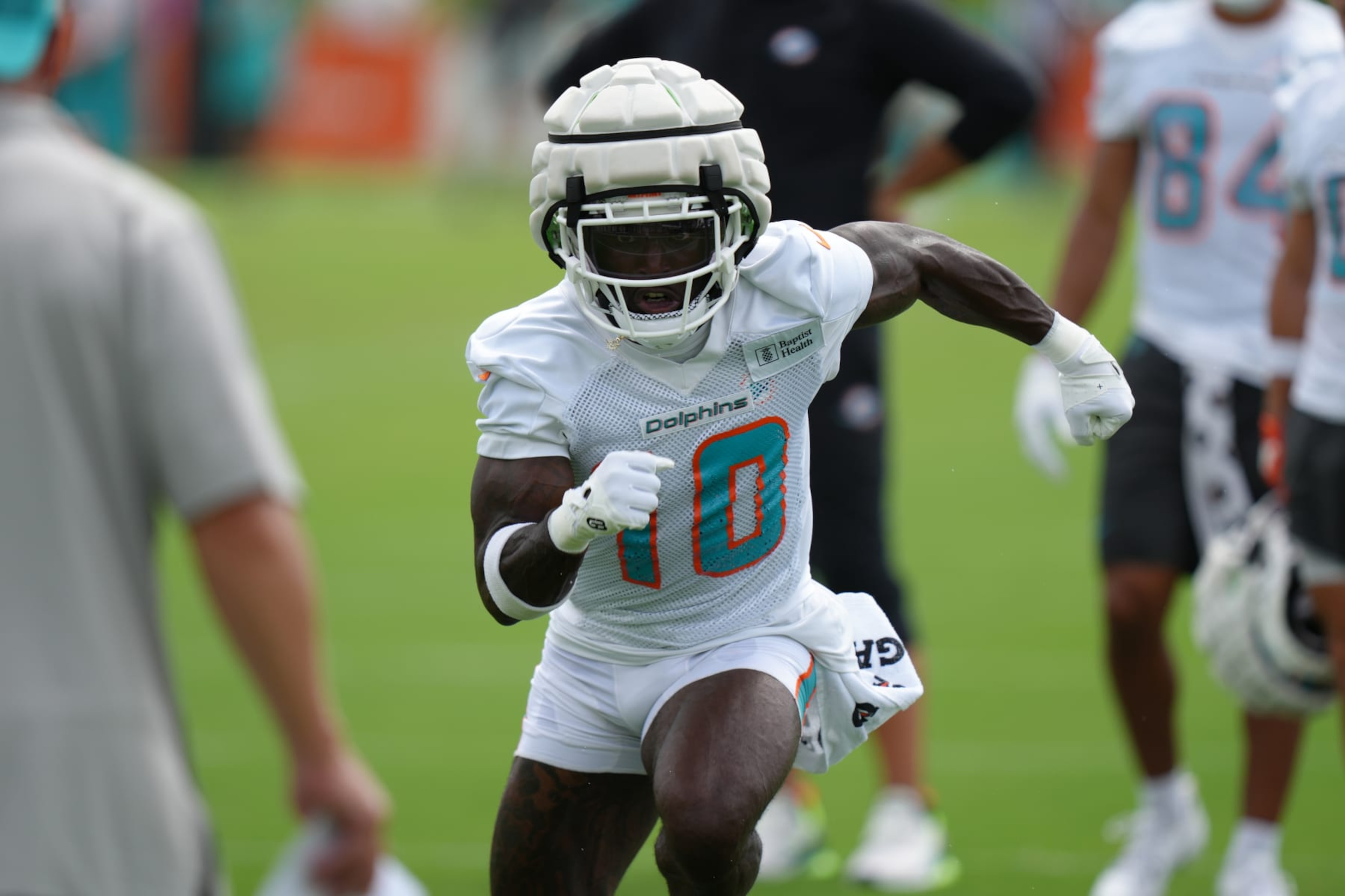 MIAMI GARDENS, FL - AUGUST 01: Miami Dolphins wide receiver Tyreek Hill (10) runs a receiving route during Dolphins Training Camp on Thursday, August 1, 2024 at Baptist Health Training Complex in Miami Gardens, Fla. (Photo by Peter Joneleit/Icon Sportswire via Getty Images)
