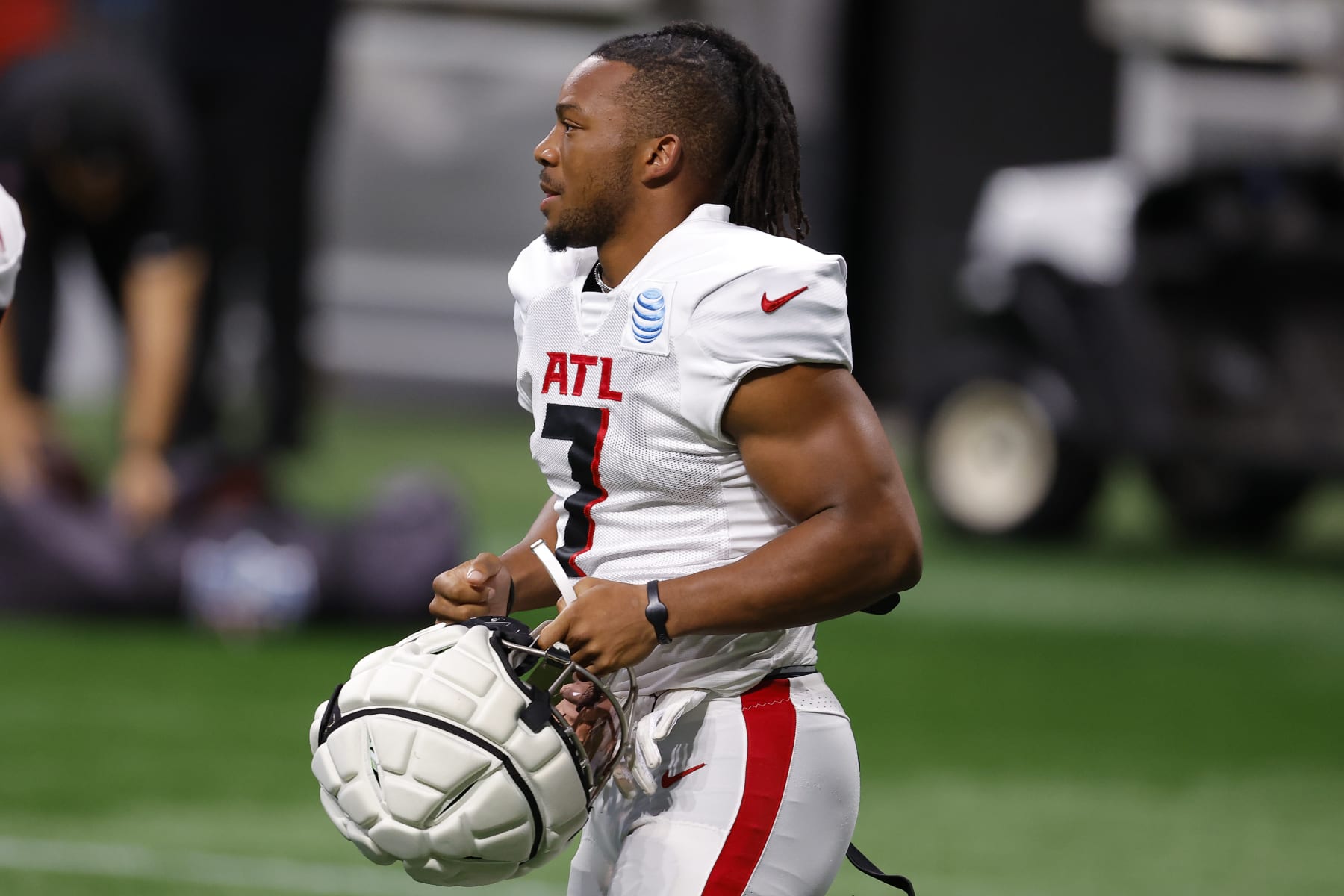 ATLANTA, GEORGIA - AUGUST 2: Bijan Robinson #7 of the Atlanta Falcons takes the field during NFL training camp at Mercedes-Benz Stadium on August 2, 2024 in Atlanta, Georgia. (Photo by Todd Kirkland/Getty Images)