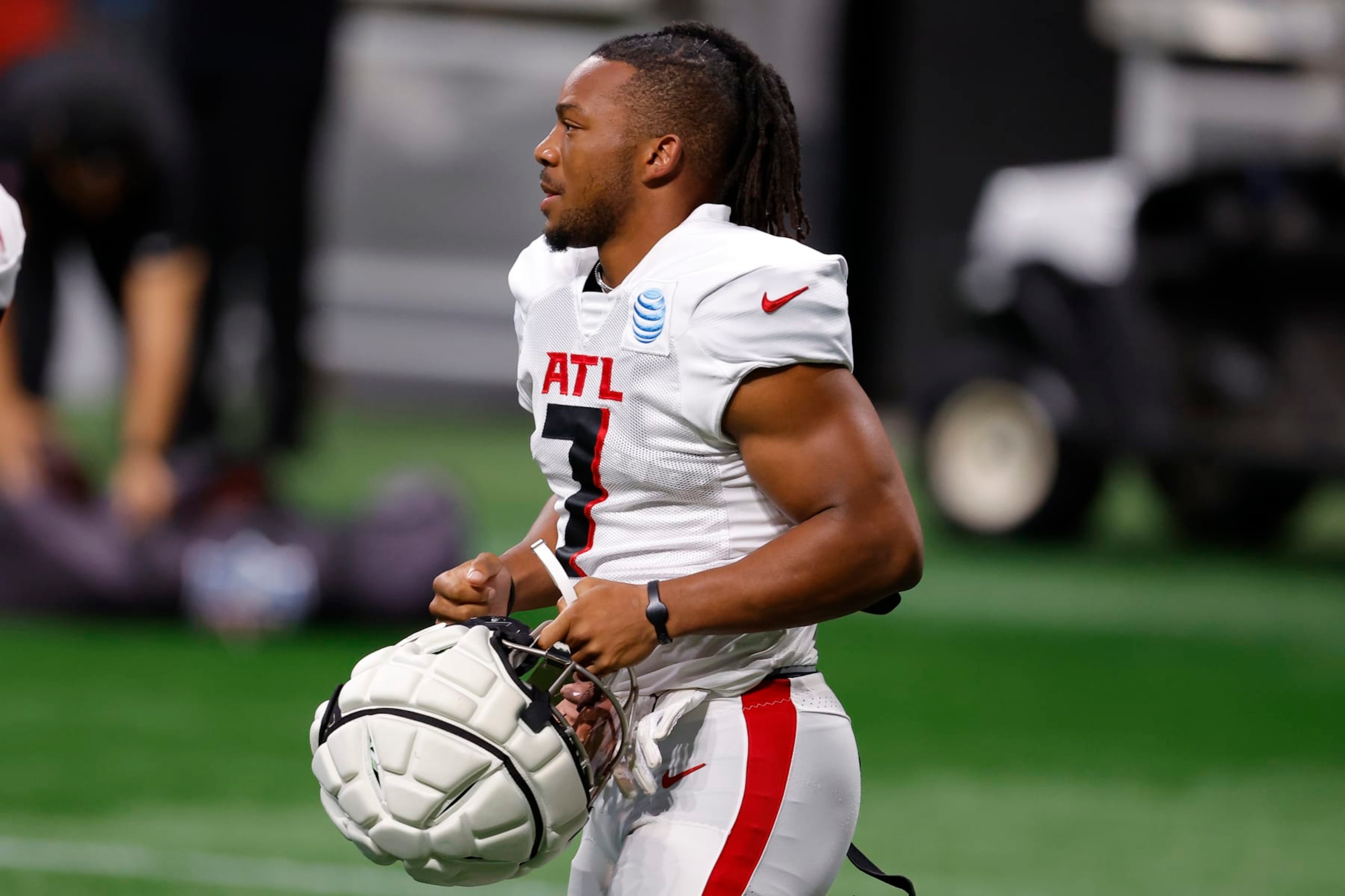 ATLANTA, GEORGIA - AUGUST 2: Bijan Robinson #7 of the Atlanta Falcons takes the field during NFL training camp at Mercedes-Benz Stadium on August 2, 2024 in Atlanta, Georgia. (Photo by Todd Kirkland/Getty Images)