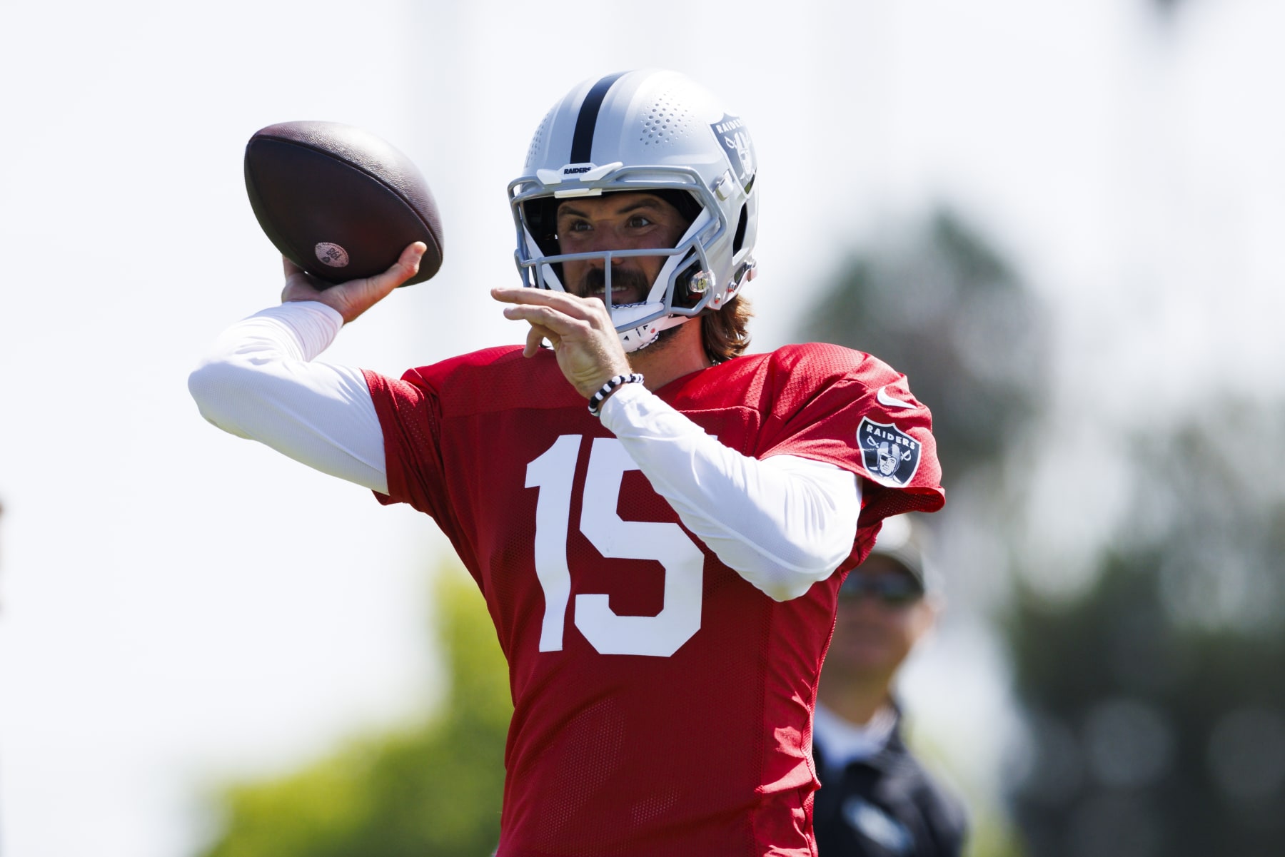 COSTA MESA, CALIFORNIA - JULY 26: Gardner Minshew #15 of the Las Vegas Raiders throws during training camp at Jack Hammett Sports Complex on July 26, 2024 in Costa Mesa, California.  (Photo by Ric Tapia/Getty Images)