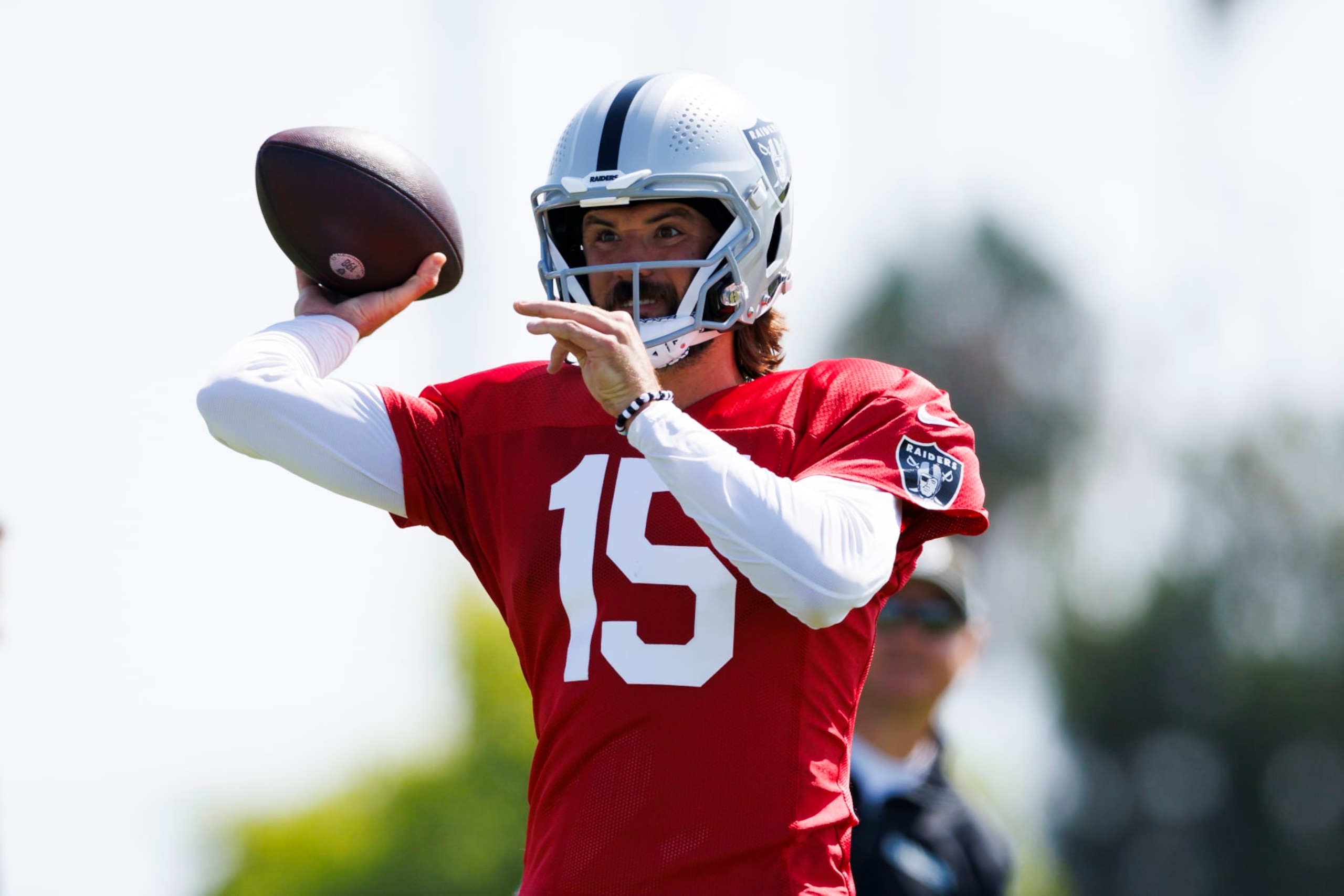 COSTA MESA, CALIFORNIA - JULY 26: Gardner Minshew #15 of the Las Vegas Raiders throws during training camp at Jack Hammett Sports Complex on July 26, 2024 in Costa Mesa, California.  (Photo by Ric Tapia/Getty Images)