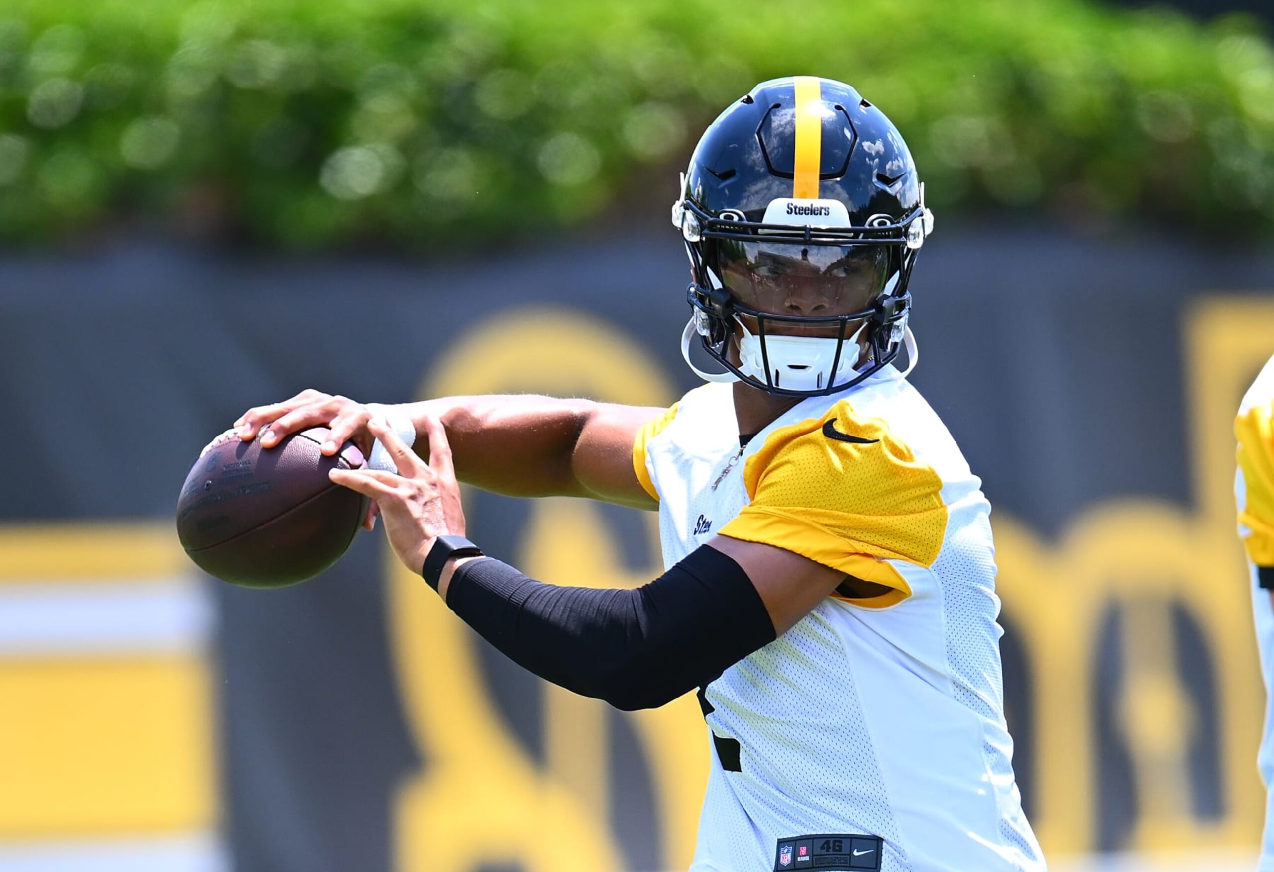 PITTSBURGH, PENNSYLVANIA - JUNE 6:  Justin Fields #2 of the Pittsburgh Steelers works out during the Pittsburgh Steelers OTA offseason workout at UPMC Rooney Sports Complex on June 6 2024 in Pittsburgh, Pennsylvania. (Photo by Joe Sargent/Getty Images)