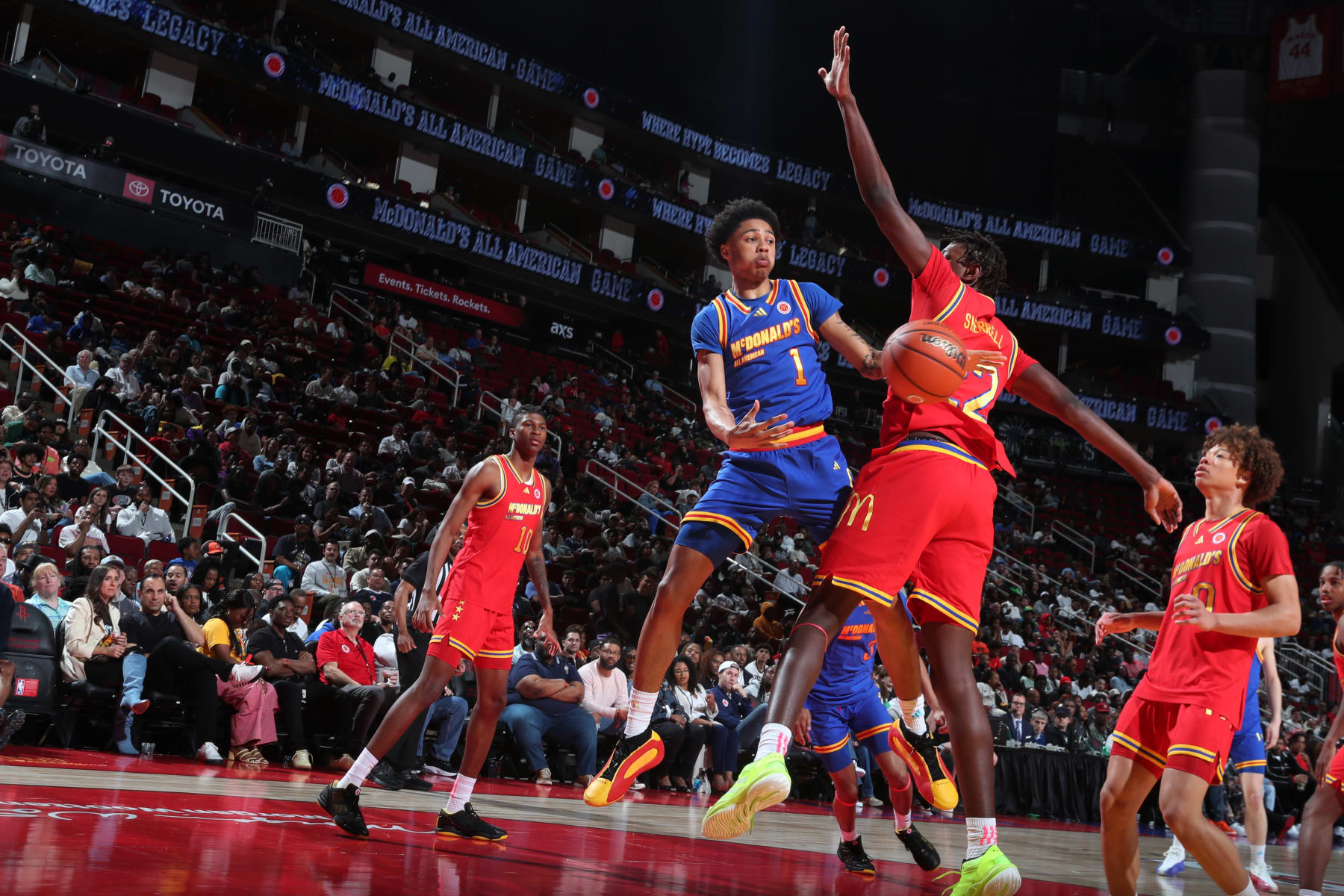 HOUSTON, TX - APRIL 02: McDonalds All American East guard Jalil Bethea (1) makes a pass during the 2024 McDonald's All American Boys Game on April 2, 2024 at the Toyota Center in Houston, Texas. (Photo by Brian Spurlock/Icon Sportswire via Getty Images)