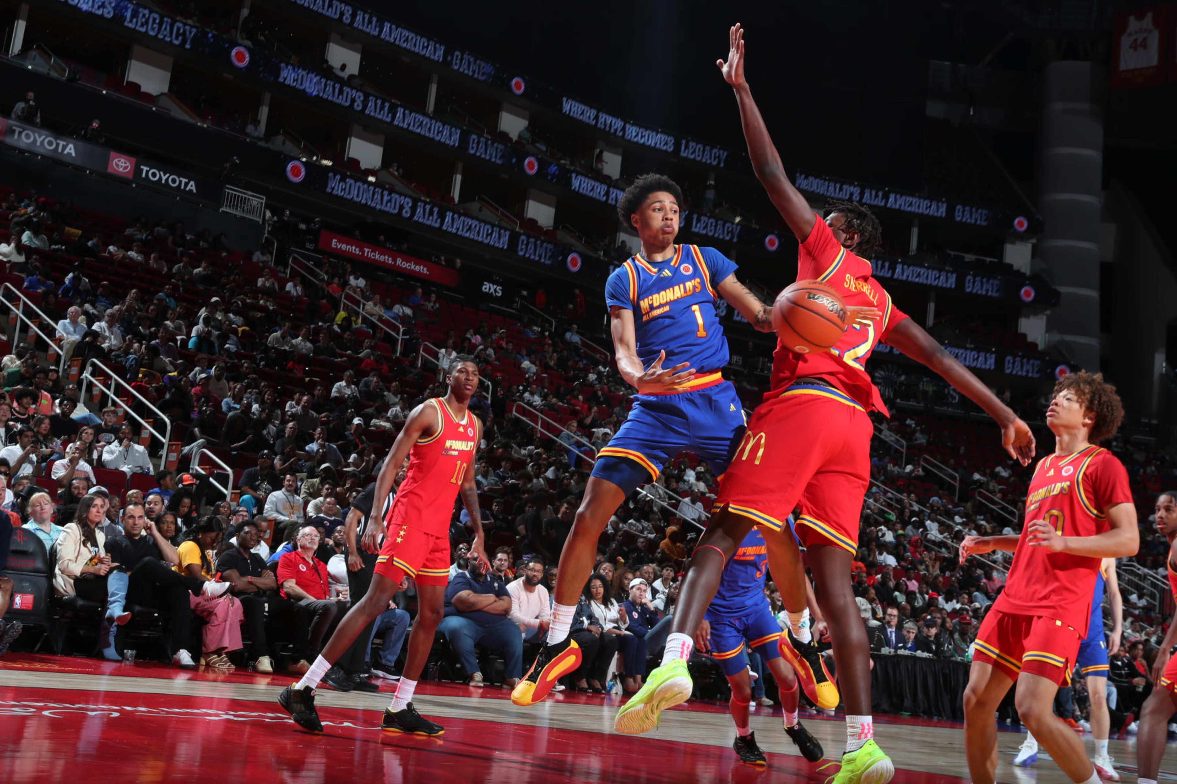 HOUSTON, TX - APRIL 02: McDonalds All American East guard Jalil Bethea (1) makes a pass during the 2024 McDonald's All American Boys Game on April 2, 2024 at the Toyota Center in Houston, Texas. (Photo by Brian Spurlock/Icon Sportswire via Getty Images) HOUSTON, TX - APRIL 02: McDonalds All American East guard Jalil Bethea (1) makes a pass during the 2024 McDonald's All American Boys Game on April 2, 2024 at the Toyota Center in Houston, Texas. (Photo by Brian Spurlock/Icon Sportswire via Getty Images)