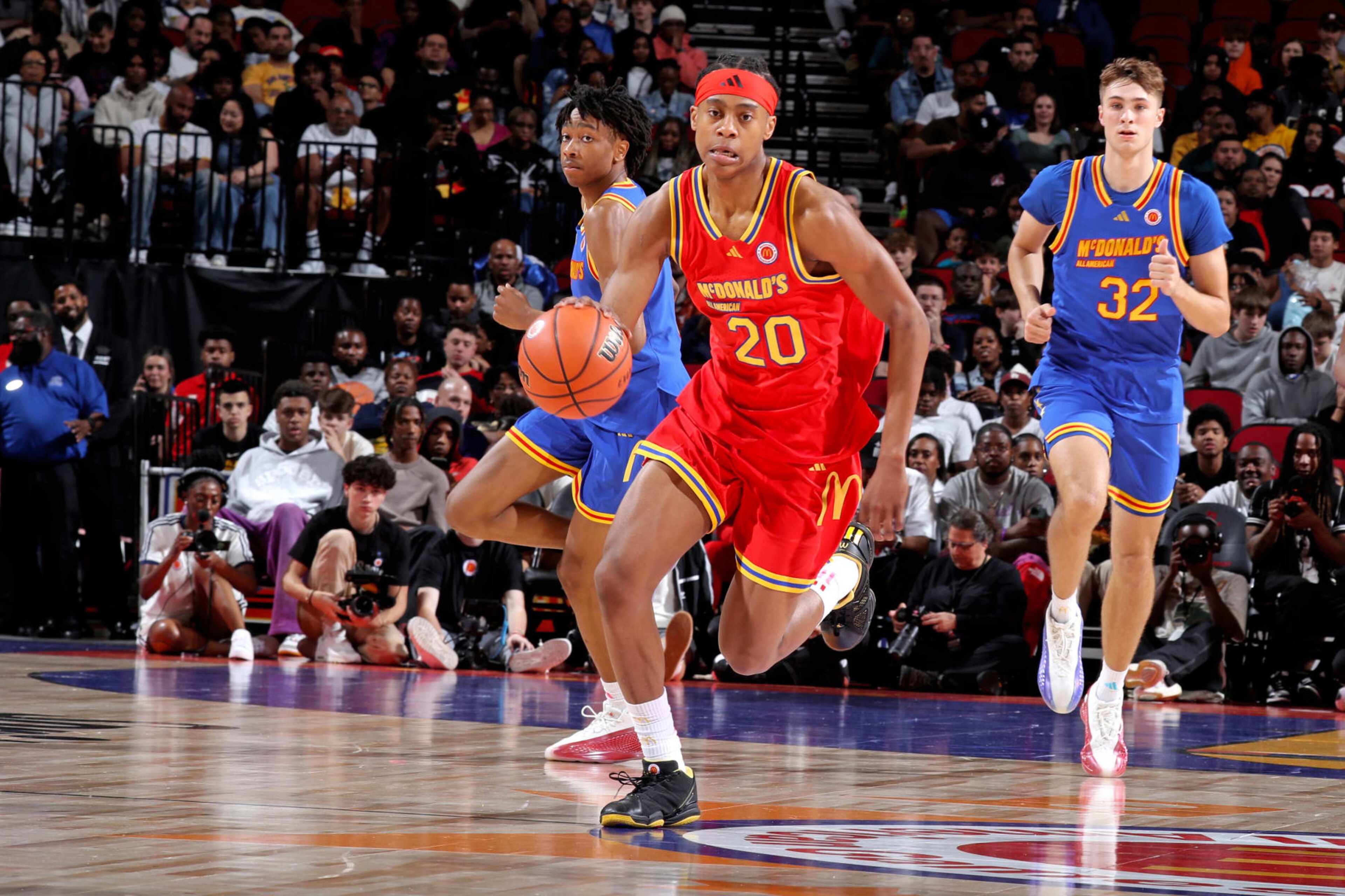 HOUSTON, TX - APRIL 02: McDonalds All American West guard Tre Johnson (20) brings the ball up court during the 2024 McDonald's All American Boys Game on April 2, 2024 at the Toyota Center in Houston, Texas. (Photo by Brian Spurlock/Icon Sportswire via Getty Images) HOUSTON, TX - APRIL 02: McDonalds All American West guard Tre Johnson (20) brings the ball up court during the 2024 McDonald's All American Boys Game on April 2, 2024 at the Toyota Center in Houston, Texas. (Photo by Brian Spurlock/Icon Sportswire via Getty Images)