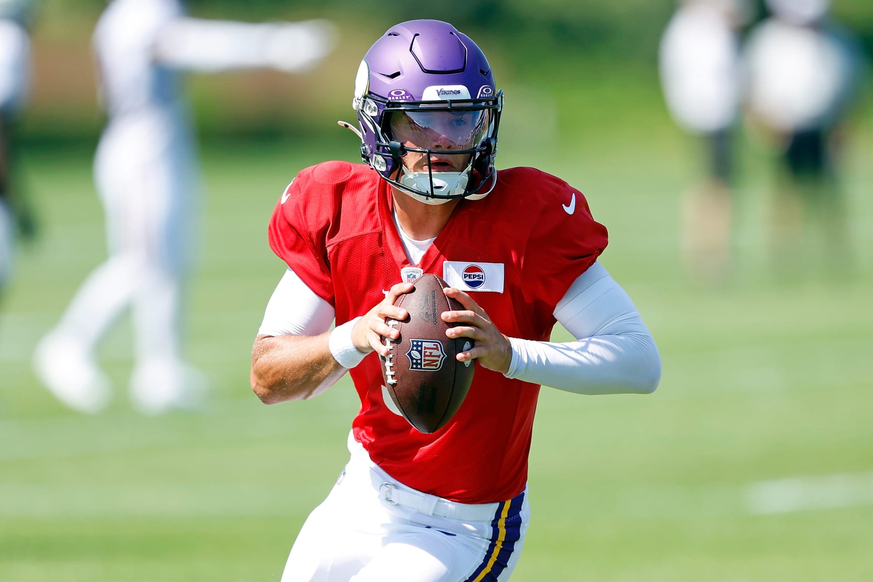 EAGAN, MINNESOTA - AUGUST 02: J.J. McCarthy #9 of the Minnesota Vikings participates in a drill during training camp on August 02, 2024 in Eagan, Minnesota. (Photo by David Berding/Getty Images)