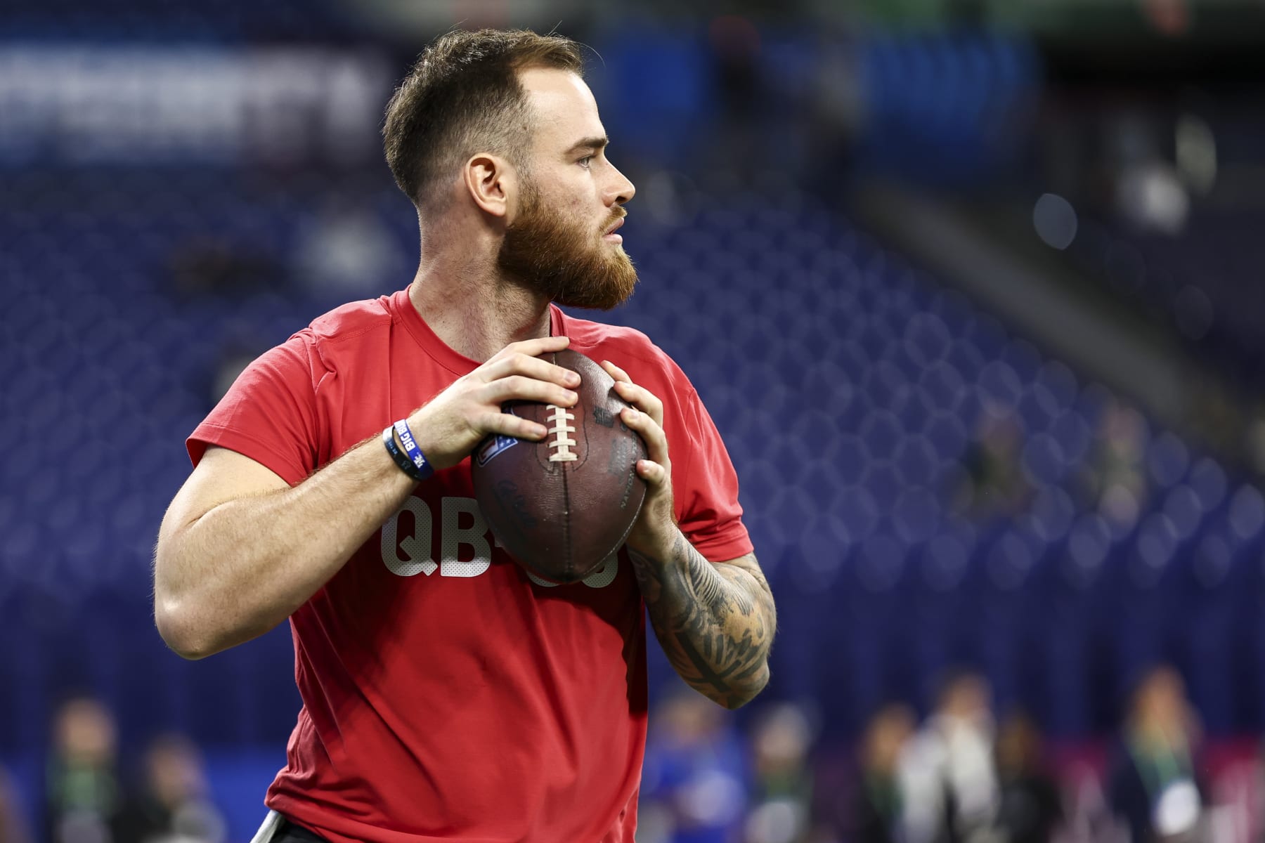INDIANAPOLIS, INDIANA - MARCH 2: Devin Leary #QB03 of Kentucky participates in a drill during the NFL Combine at the Lucas Oil Stadium on March 2, 2024 in Indianapolis, Indiana. (Photo by Kevin Sabitus/Getty Images)