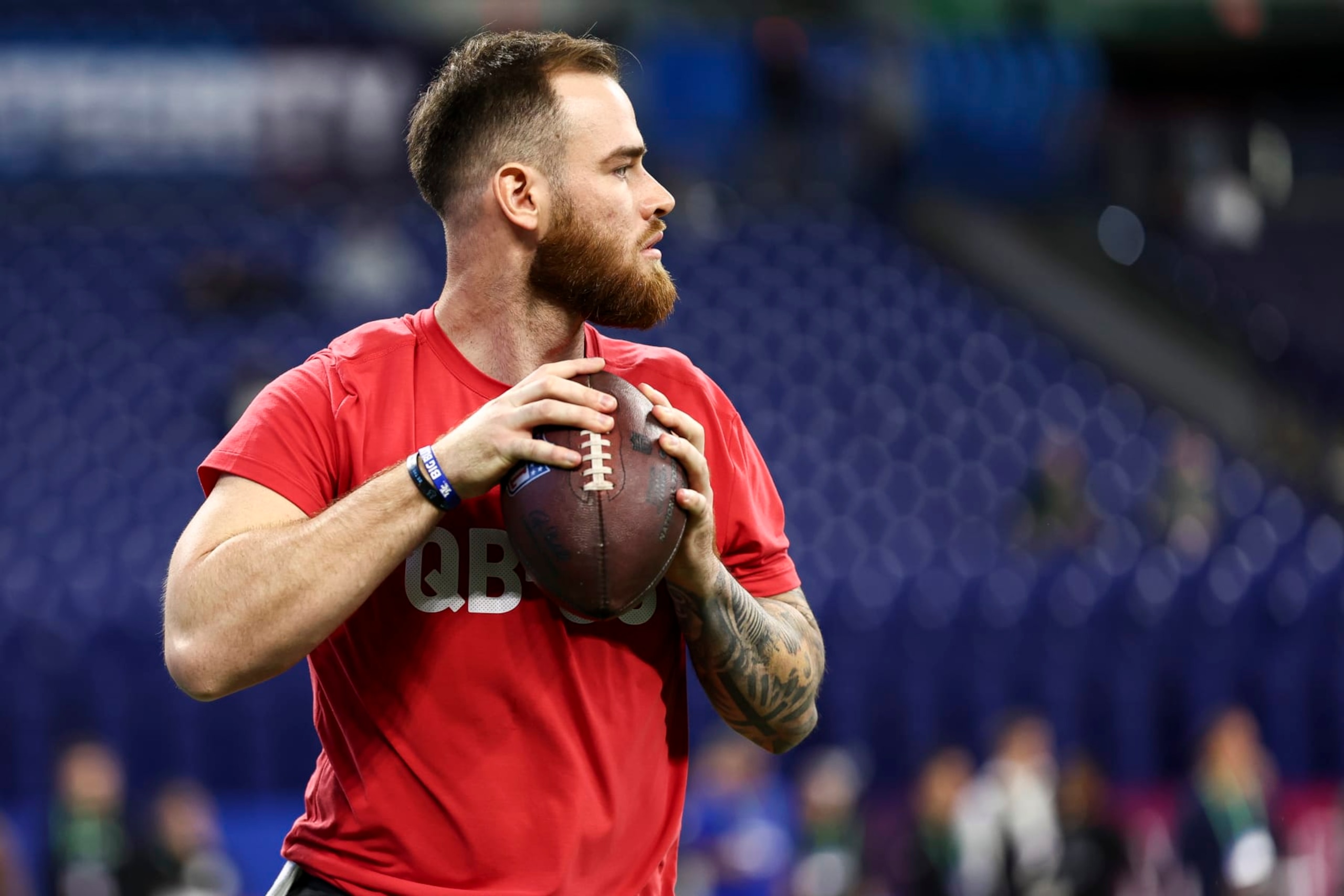 INDIANAPOLIS, INDIANA - MARCH 2: Devin Leary #QB03 of Kentucky participates in a drill during the NFL Combine at the Lucas Oil Stadium on March 2, 2024 in Indianapolis, Indiana. (Photo by Kevin Sabitus/Getty Images) INDIANAPOLIS, INDIANA - MARCH 2: Devin Leary #QB03 of Kentucky participates in a drill during the NFL Combine at the Lucas Oil Stadium on March 2, 2024 in Indianapolis, Indiana. (Photo by Kevin Sabitus/Getty Images)