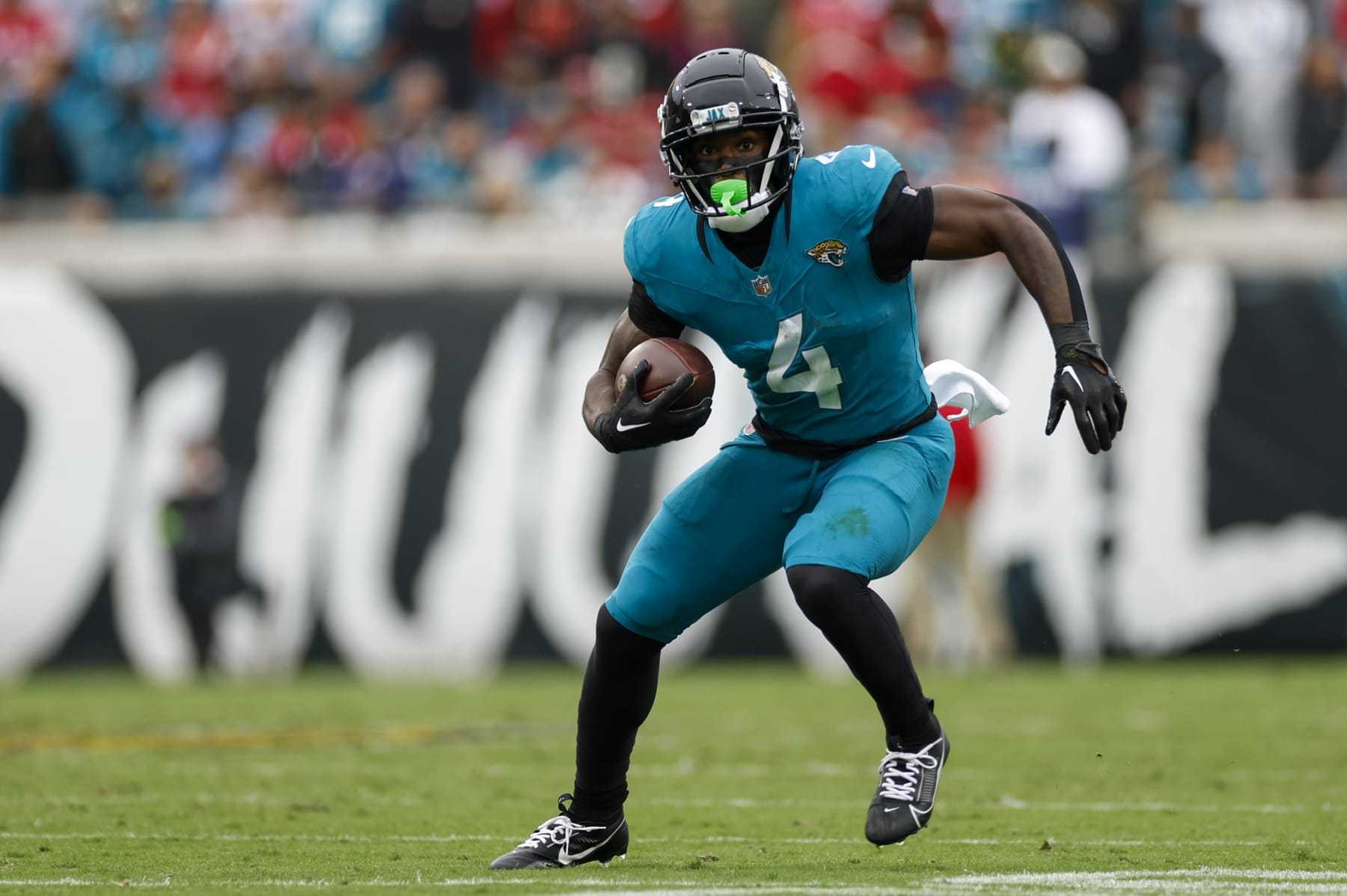 JACKSONVILLE, FL - NOVEMBER 12: Jacksonville Jaguars running back Tank Bigsby (4) runs with the ball during the game between the San Francisco 49ers and the Jacksonville Jaguars on November 12, 2023 at  EverBank Stadium in Jacksonville, Florida. (Photo by David Rosenblum/Icon Sportswire via Getty Images)
