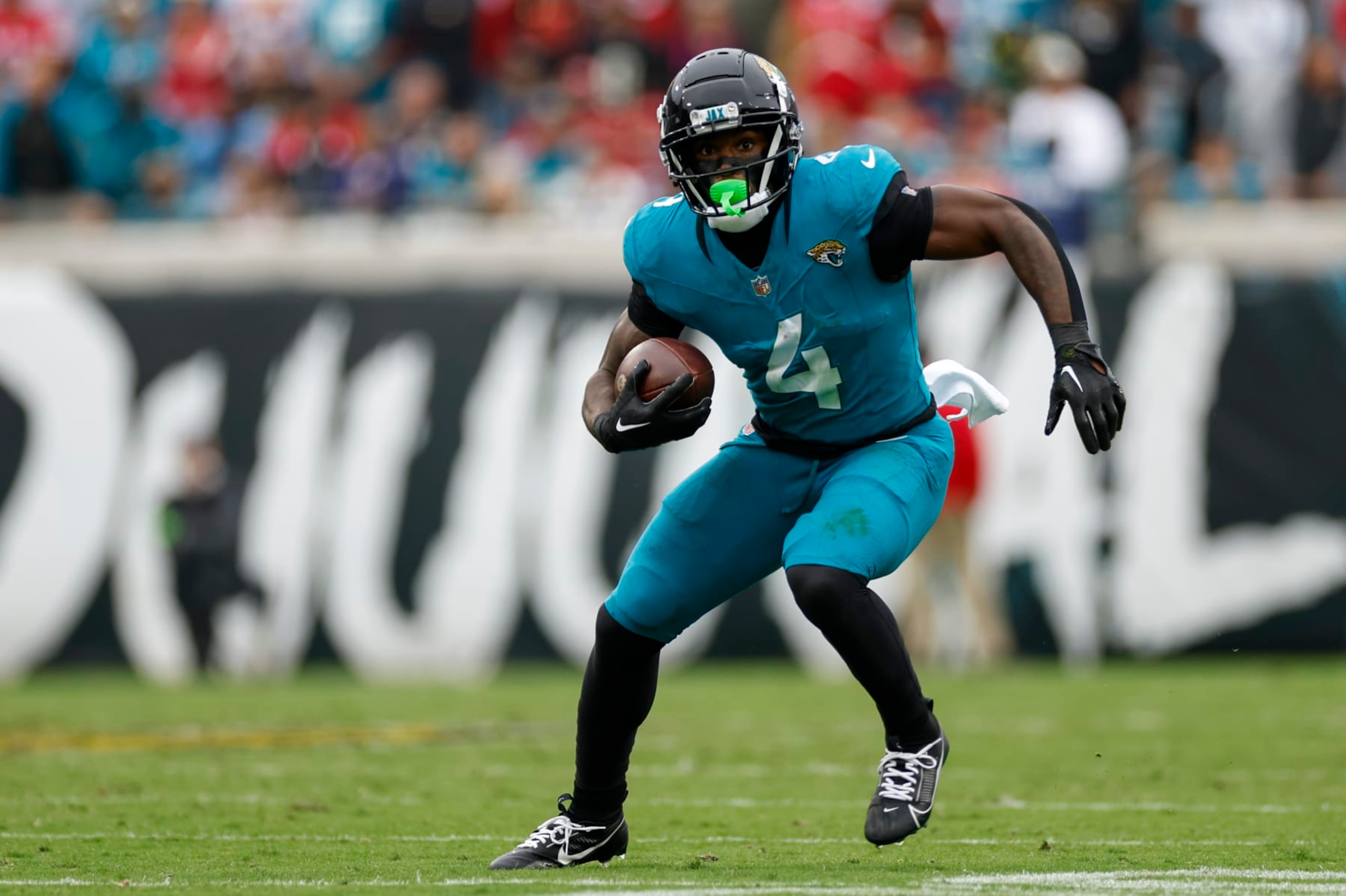 JACKSONVILLE, FL - NOVEMBER 12: Jacksonville Jaguars running back Tank Bigsby (4) runs with the ball during the game between the San Francisco 49ers and the Jacksonville Jaguars on November 12, 2023 at  EverBank Stadium in Jacksonville, Florida. (Photo by David Rosenblum/Icon Sportswire via Getty Images)