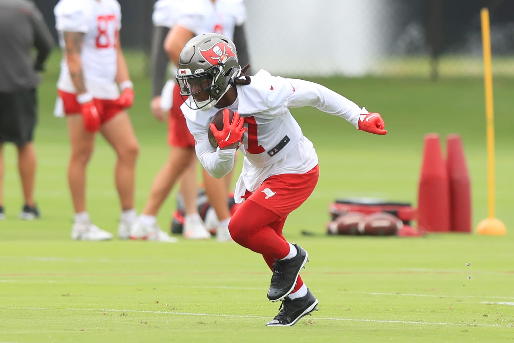 TAMPA, FL - JUN 11: Tampa Bay Buccaneers Runningback Bucky Irving (7) goes thru a drill during the Tampa Bay Buccaneers Minicamp on June 11, 2024 at the AdventHealth Training Center at One Buccaneer Place in Tampa, Florida. (Photo by Cliff Welch/Icon Sportswire via Getty Images)