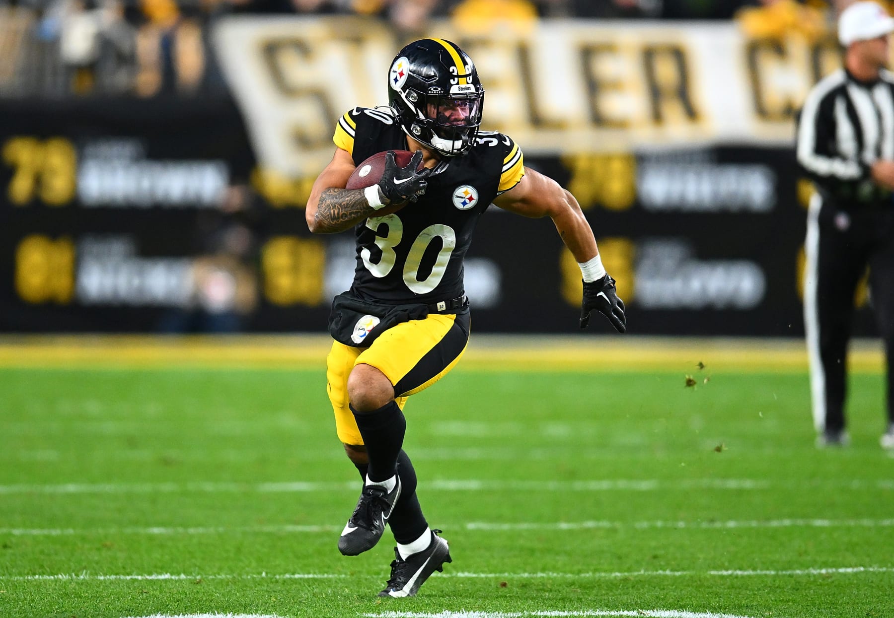 PITTSBURGH, PENNSYLVANIA - DECEMBER 23:  Jaylen Warren #30 of the Pittsburgh Steelers in action during the game against the Cincinnati Bengals at Acrisure Stadium on December 23, 2023 in Pittsburgh, Pennsylvania. (Photo by Joe Sargent/Getty Images)