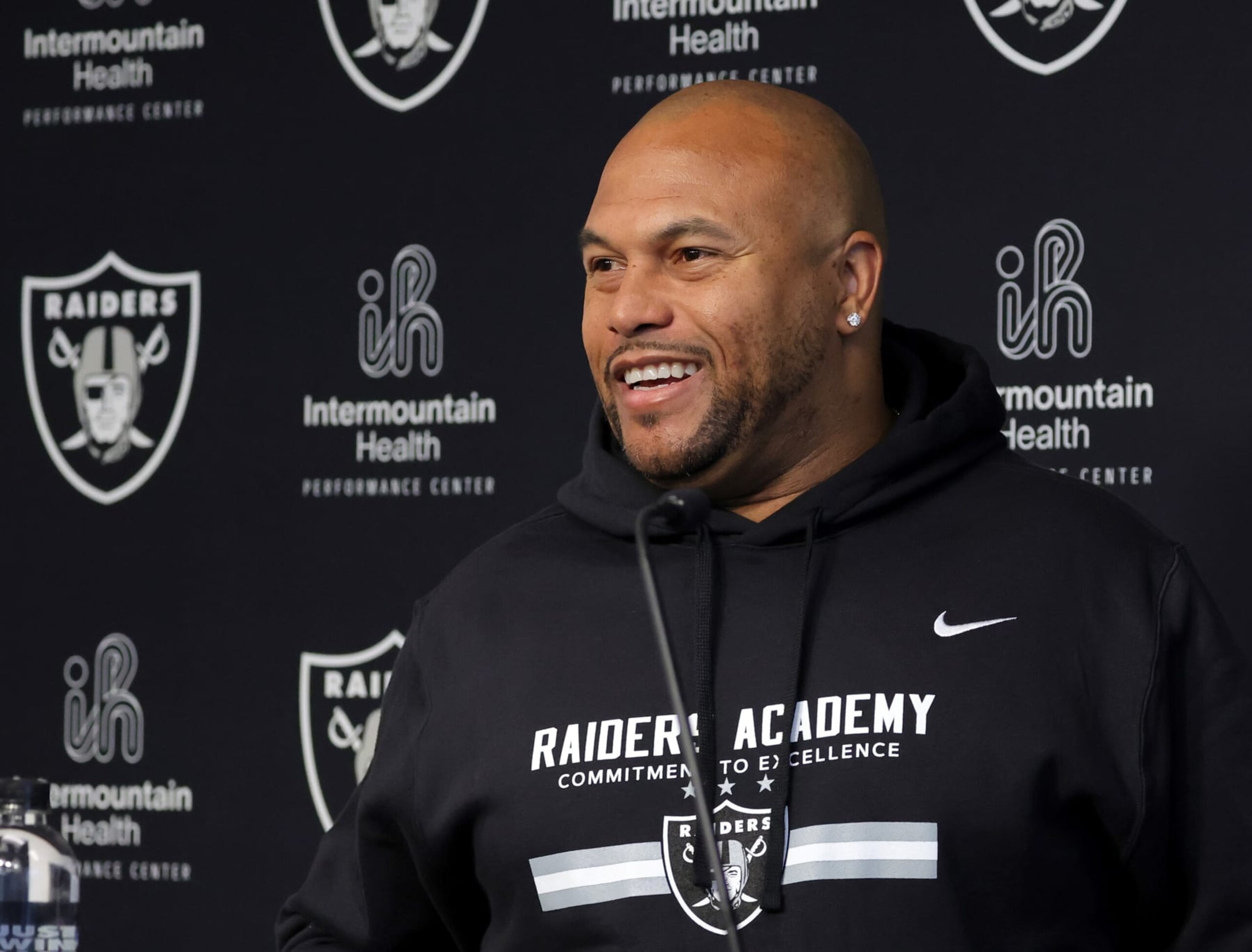HENDERSON, NEVADA - JUNE 13: Head coach Antonio Pierce of the Las Vegas Raiders attends a news conference during mandatory minicamp at the Las Vegas Raiders Headquarters/Intermountain Healthcare Performance Center on June 13, 2024 in Henderson, Nevada. (Photo by Ethan Miller/Getty Images) HENDERSON, NEVADA - JUNE 13: Head coach Antonio Pierce of the Las Vegas Raiders attends a news conference during mandatory minicamp at the Las Vegas Raiders Headquarters/Intermountain Healthcare Performance Center on June 13, 2024 in Henderson, Nevada. (Photo by Ethan Miller/Getty Images)
