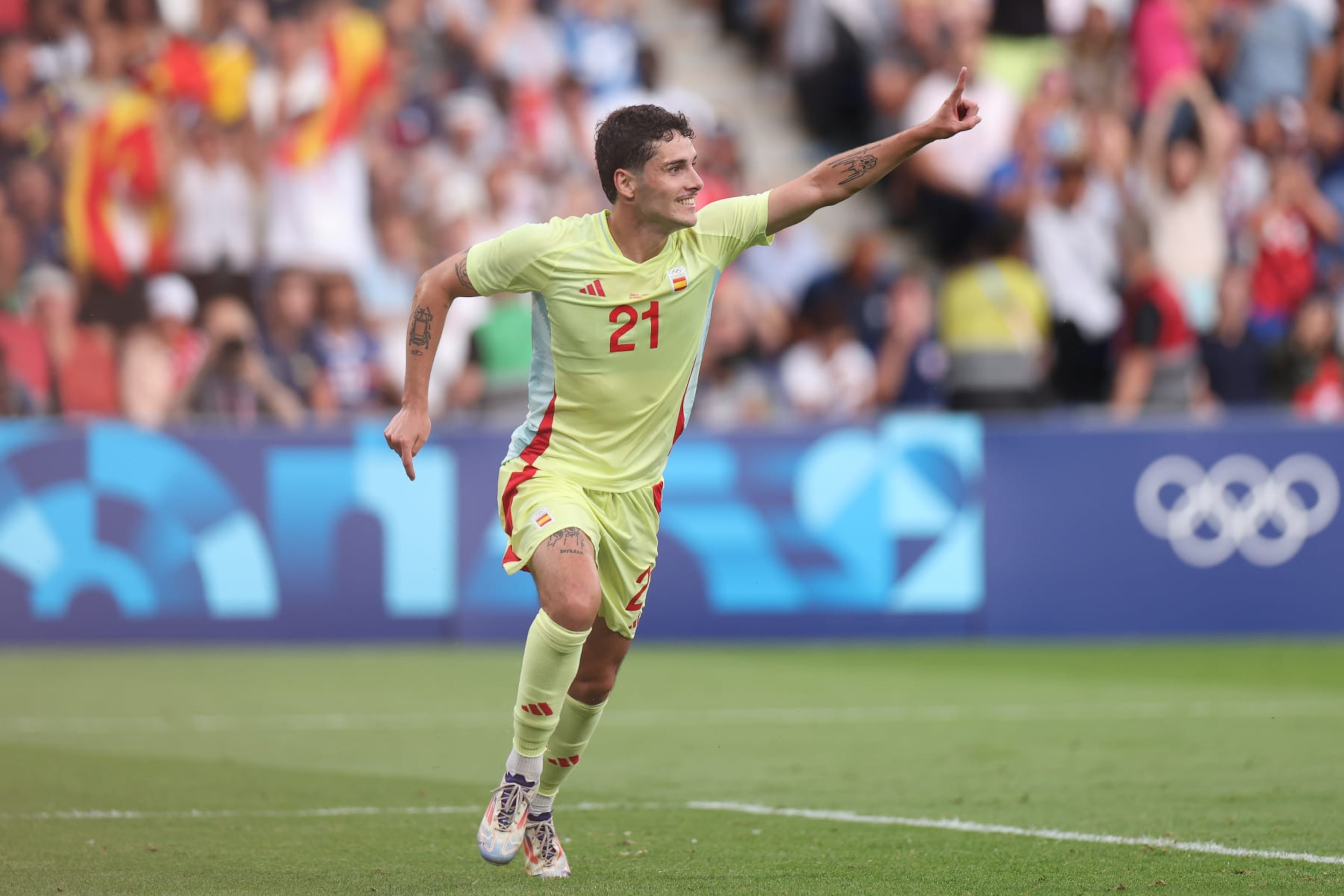 PARIS, FRANCE - AUGUST 09: Sergio Camello #21 of Team Spain celebrates scoring his team's fourth goal during the Men's Gold Medal match between France and Spain during the Olympic Games Paris 2024 at Parc des Princes on August 09, 2024 in Paris, France. (Photo by Alex Pantling/Getty Images) PARIS, FRANCE - AUGUST 09: Sergio Camello #21 of Team Spain celebrates scoring his team's fourth goal during the Men's Gold Medal match between France and Spain during the Olympic Games Paris 2024 at Parc des Princes on August 09, 2024 in Paris, France. (Photo by Alex Pantling/Getty Images)