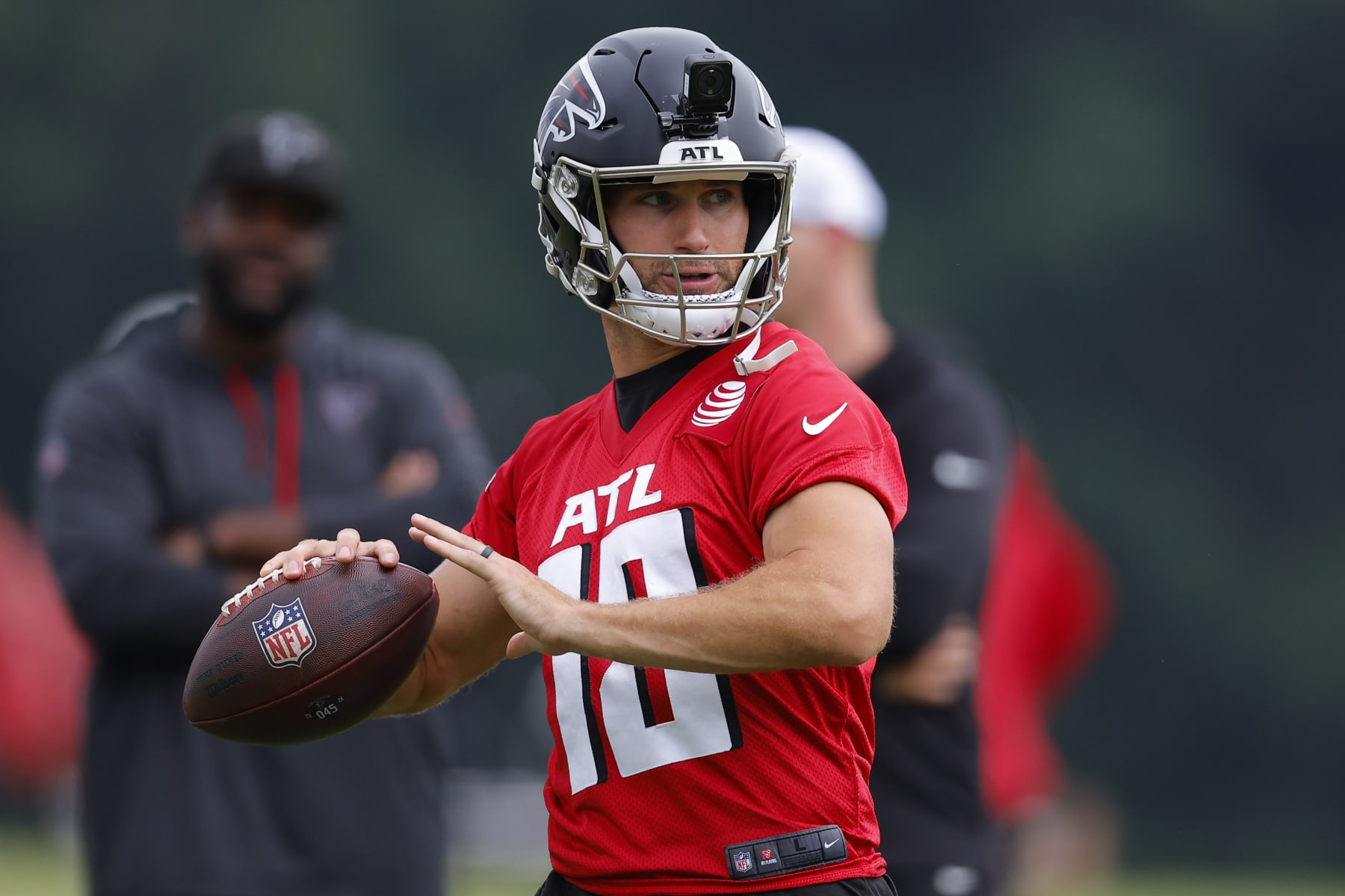 FLOWERY BRANCH, GEORGIA - JULY 28: Kirk Cousins #18 of the Atlanta Falcons drops back to pass during training camp on July 28, 2024 in Flowery Branch, Georgia. (Photo by Todd Kirkland/Getty Images)