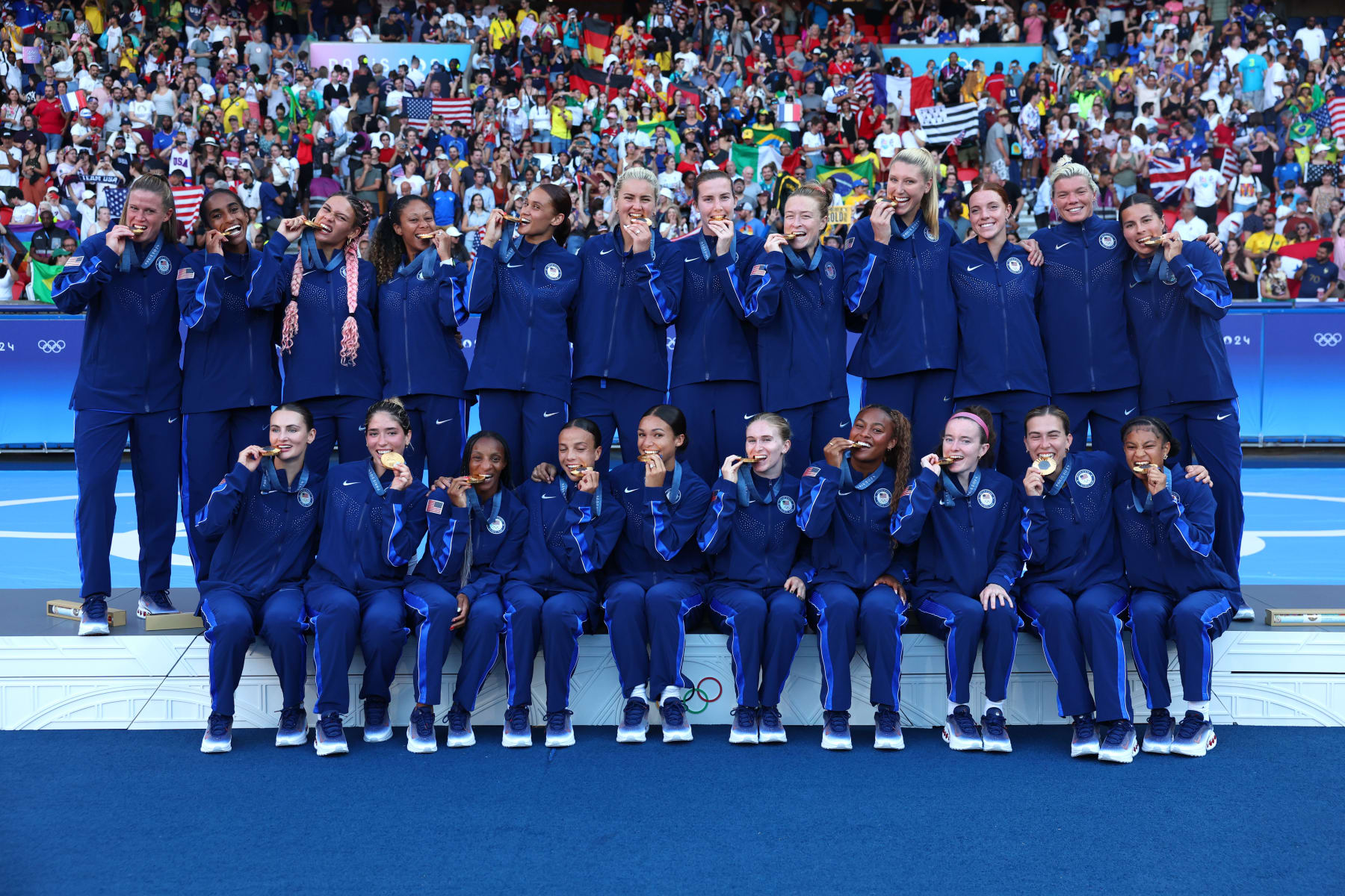 PARIS, FRANCE - AUGUST 10: Gold Medalists of Team United States pose for a photo after the Women's Football Medal Ceremony during the Olympic Games Paris 2024 at Parc des Princes on August 10, 2024 in Paris, France. (Photo by Carl Recine/Getty Images) PARIS, FRANCE - AUGUST 10: Gold Medalists of Team United States pose for a photo after the Women's Football Medal Ceremony during the Olympic Games Paris 2024 at Parc des Princes on August 10, 2024 in Paris, France. (Photo by Carl Recine/Getty Images)