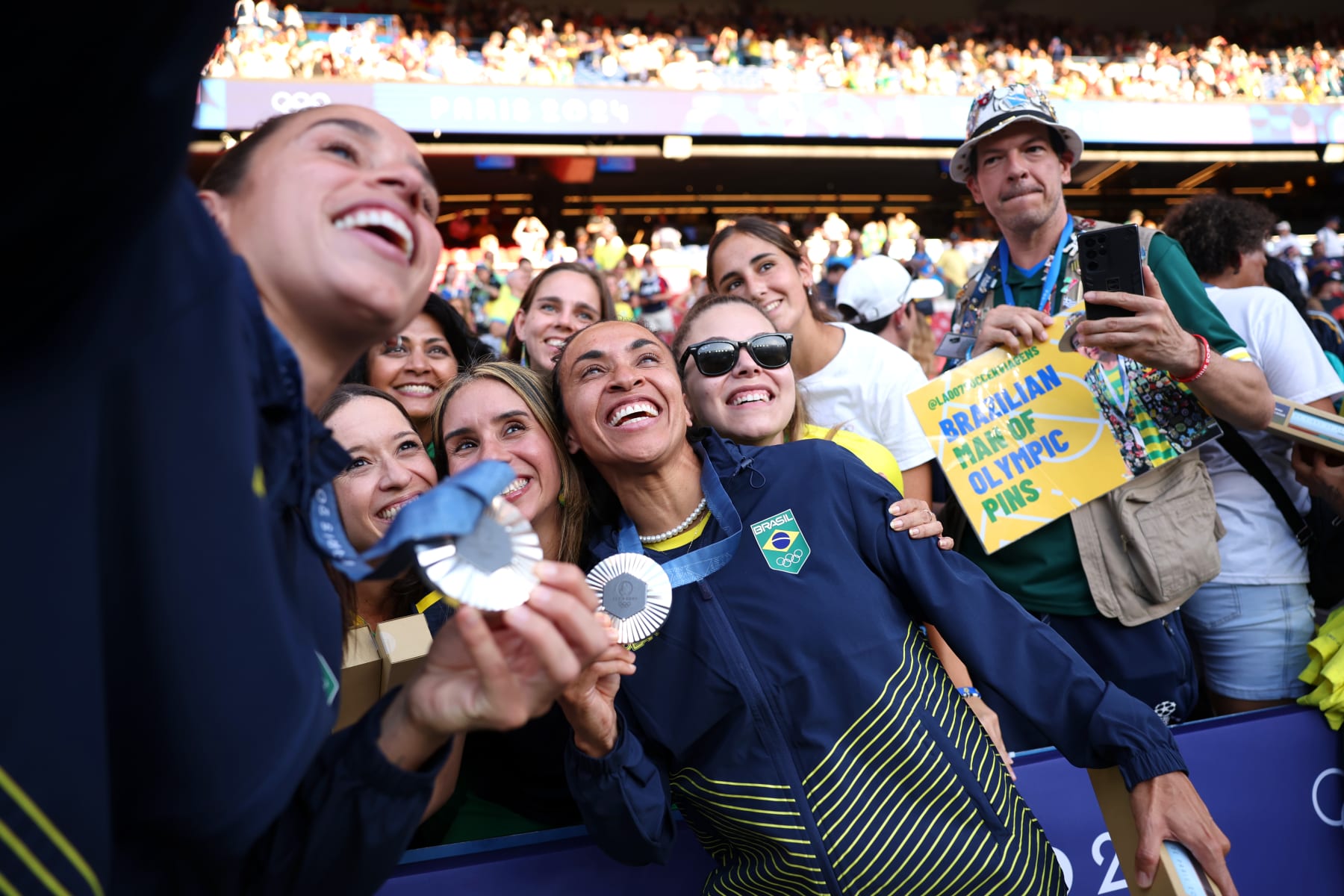 PARIS, FRANCE - AUGUST 10: Silver medalist Marta #10 of Team Brazil celebrates with fans after the Women's Football medal ceremony following the Women's Gold Medal match between Brazil and United States of America during the Olympic Games Paris 2024 at Parc des Princes on August 10, 2024 in Paris, France. (Photo by Robert Cianflone/Getty Images) PARIS, FRANCE - AUGUST 10: Silver medalist Marta #10 of Team Brazil celebrates with fans after the Women's Football medal ceremony following the Women's Gold Medal match between Brazil and United States of America during the Olympic Games Paris 2024 at Parc des Princes on August 10, 2024 in Paris, France. (Photo by Robert Cianflone/Getty Images)
