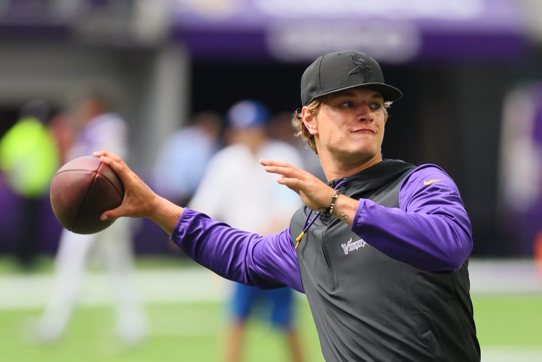 MINNEAPOLIS, MINNESOTA - AUGUST 10: J.J. McCarthy #9 of the Minnesota Vikings warms up before the pre-season game against Las Vegas Raiders at U.S. Bank Stadium on August 10, 2024 in Minneapolis, Minnesota. (Photo by Adam Bettcher/Getty Images)