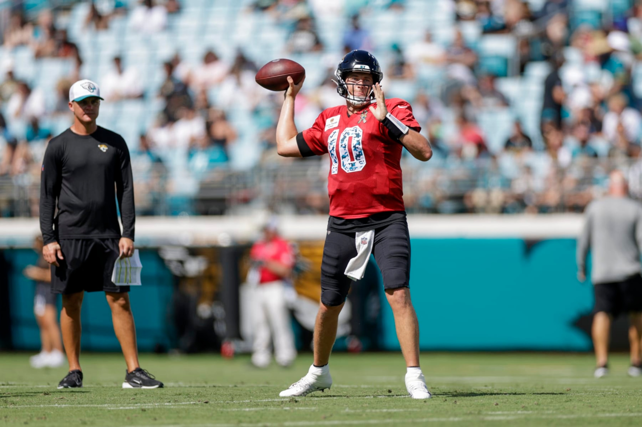 JACKSONVILLE, FL - AUGUST 3: Jacksonville Jaguars quarterback Mac Jones (10) participates in a drill during Jaguars Training Camp on August 3, 2024 at EverBank Stadium in Jacksonville, FL. (Photo by David Rosenblum/Icon Sportswire via Getty Images)