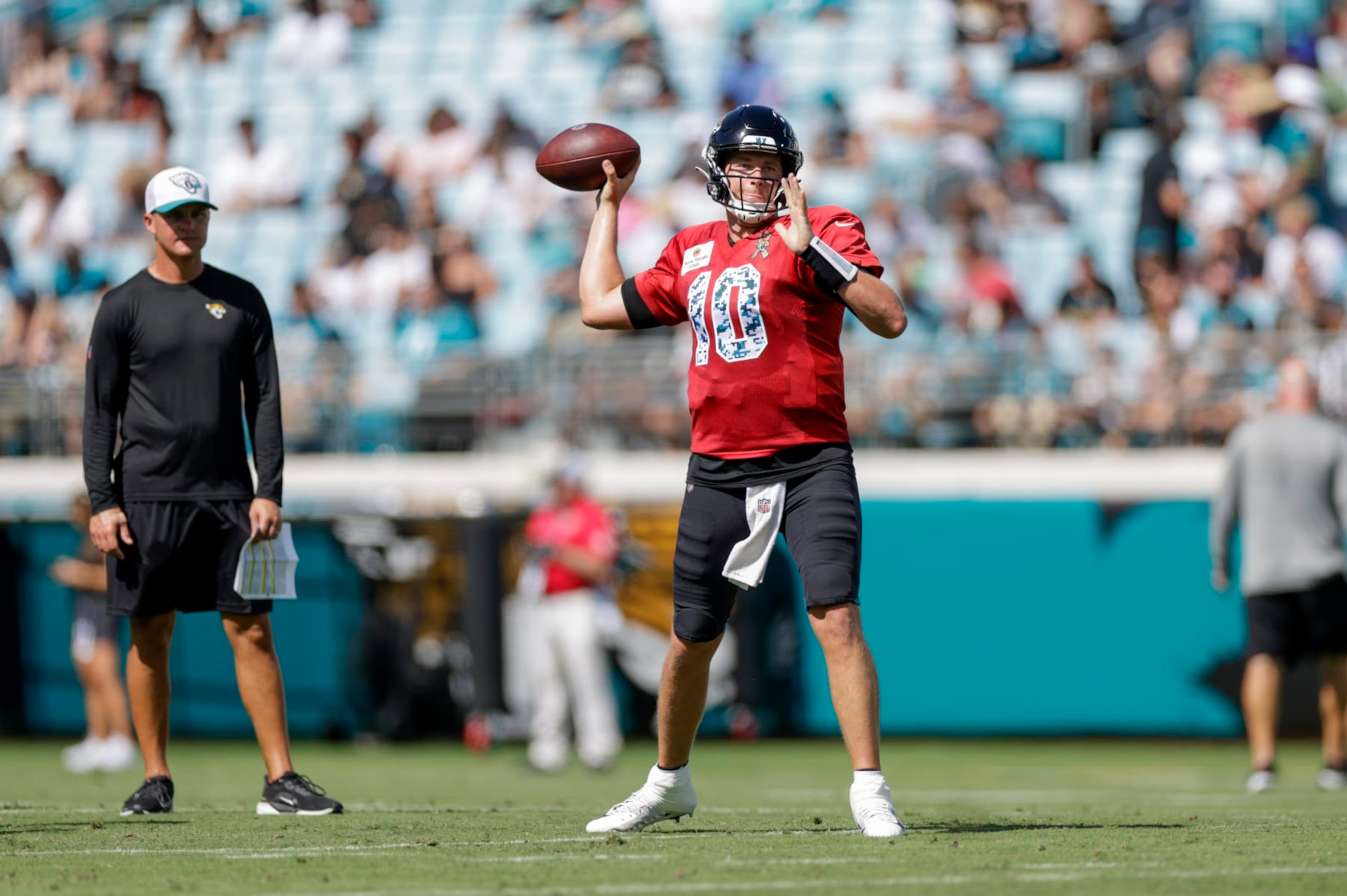 JACKSONVILLE, FL - AUGUST 3: Jacksonville Jaguars quarterback Mac Jones (10) participates in a drill during Jaguars Training Camp on August 3, 2024 at EverBank Stadium in Jacksonville, FL. (Photo by David Rosenblum/Icon Sportswire via Getty Images)