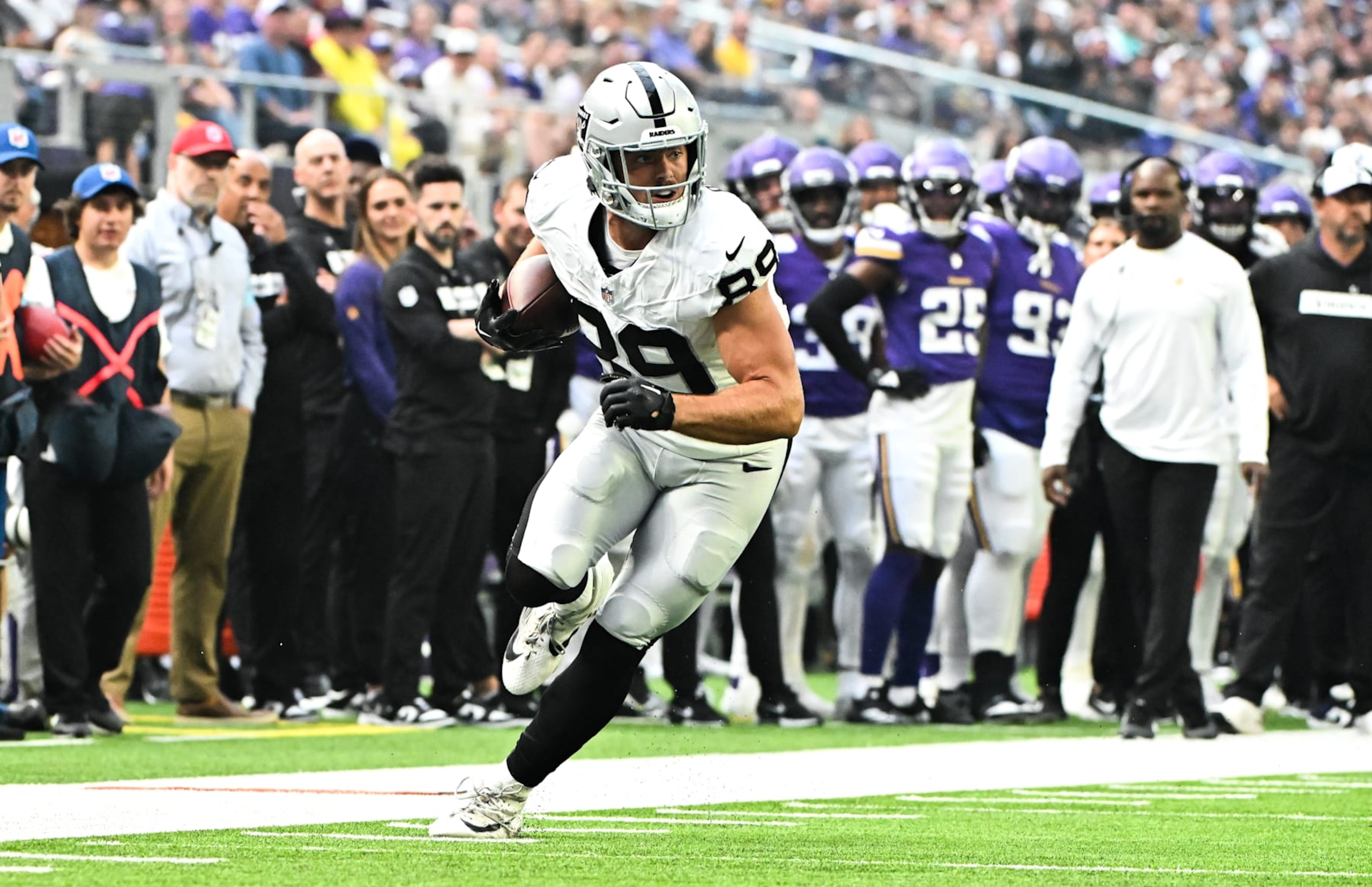 MINNEAPOLIS, MINNESOTA - AUGUST 10: Brock Bowers #89 of the Las Vegas Raiders catches the ball in the first quarter of the preseason game against the Minnesota Vikings at U.S. Bank Stadium on August 10, 2024 in Minneapolis, Minnesota. (Photo by Stephen Maturen/Getty Images)