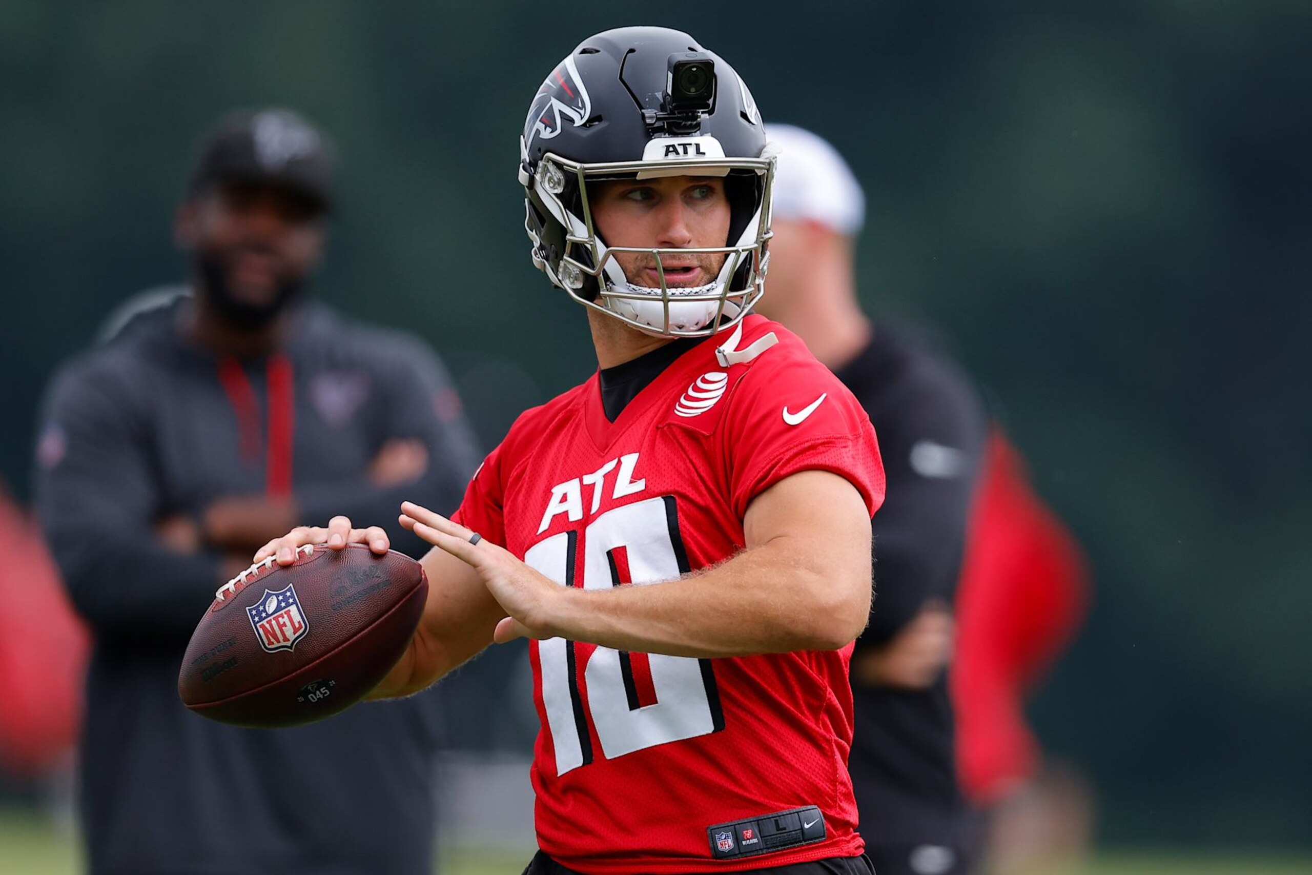 FLOWERY BRANCH, GEORGIA - JULY 28: Kirk Cousins #18 of the Atlanta Falcons drops back to pass during training camp on July 28, 2024 in Flowery Branch, Georgia. (Photo by Todd Kirkland/Getty Images)