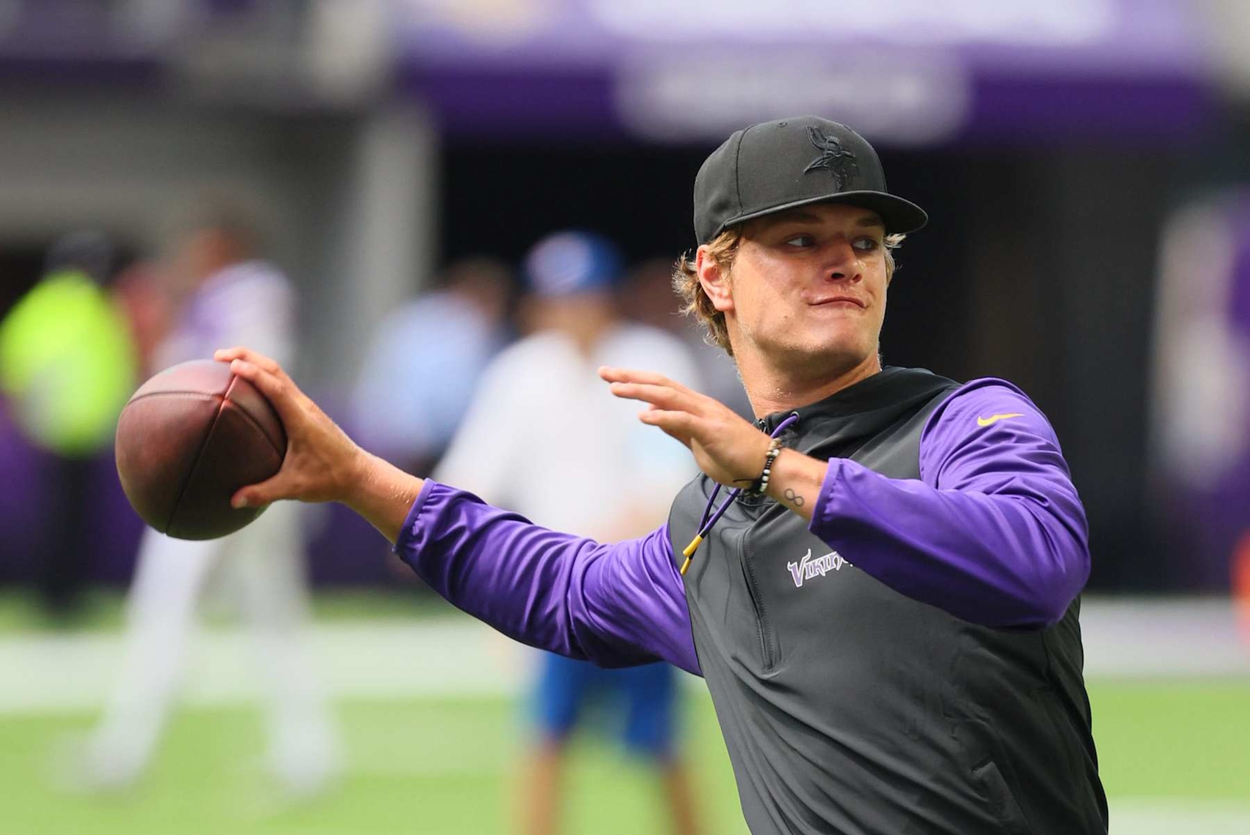 MINNEAPOLIS, MINNESOTA - AUGUST 10: J.J. McCarthy #9 of the Minnesota Vikings warms up before the pre-season game against Las Vegas Raiders at U.S. Bank Stadium on August 10, 2024 in Minneapolis, Minnesota. (Photo by Adam Bettcher/Getty Images) MINNEAPOLIS, MINNESOTA - AUGUST 10: J.J. McCarthy #9 of the Minnesota Vikings warms up before the pre-season game against Las Vegas Raiders at U.S. Bank Stadium on August 10, 2024 in Minneapolis, Minnesota. (Photo by Adam Bettcher/Getty Images)