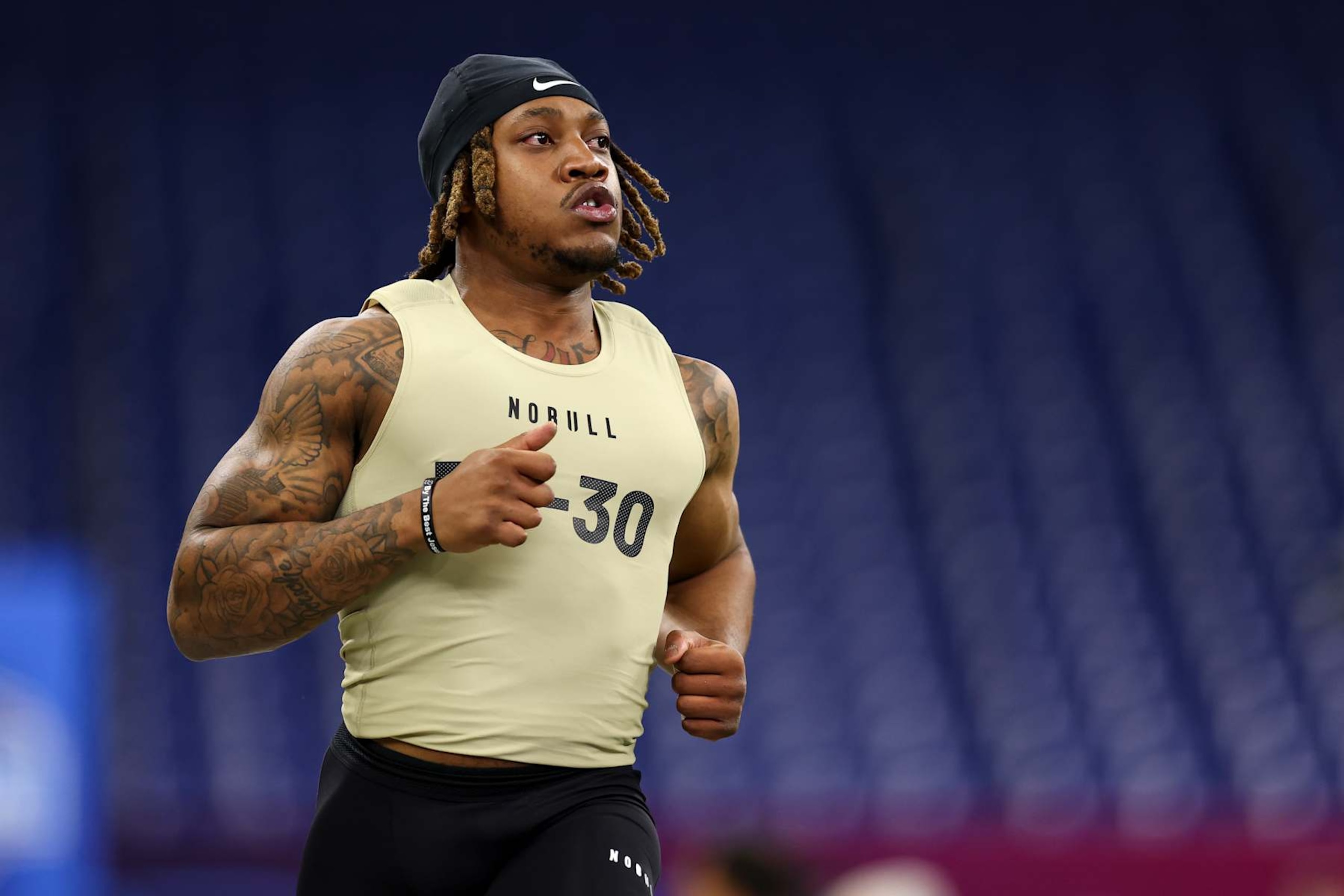 INDIANAPOLIS, INDIANA - MARCH 2: Jaylen Wright #RB30 of Tennessee runs the 40-yard dash during the NFL Combine at the Lucas Oil Stadium on March 2, 2024 in Indianapolis, Indiana. (Photo by Kevin Sabitus/Getty Images)
