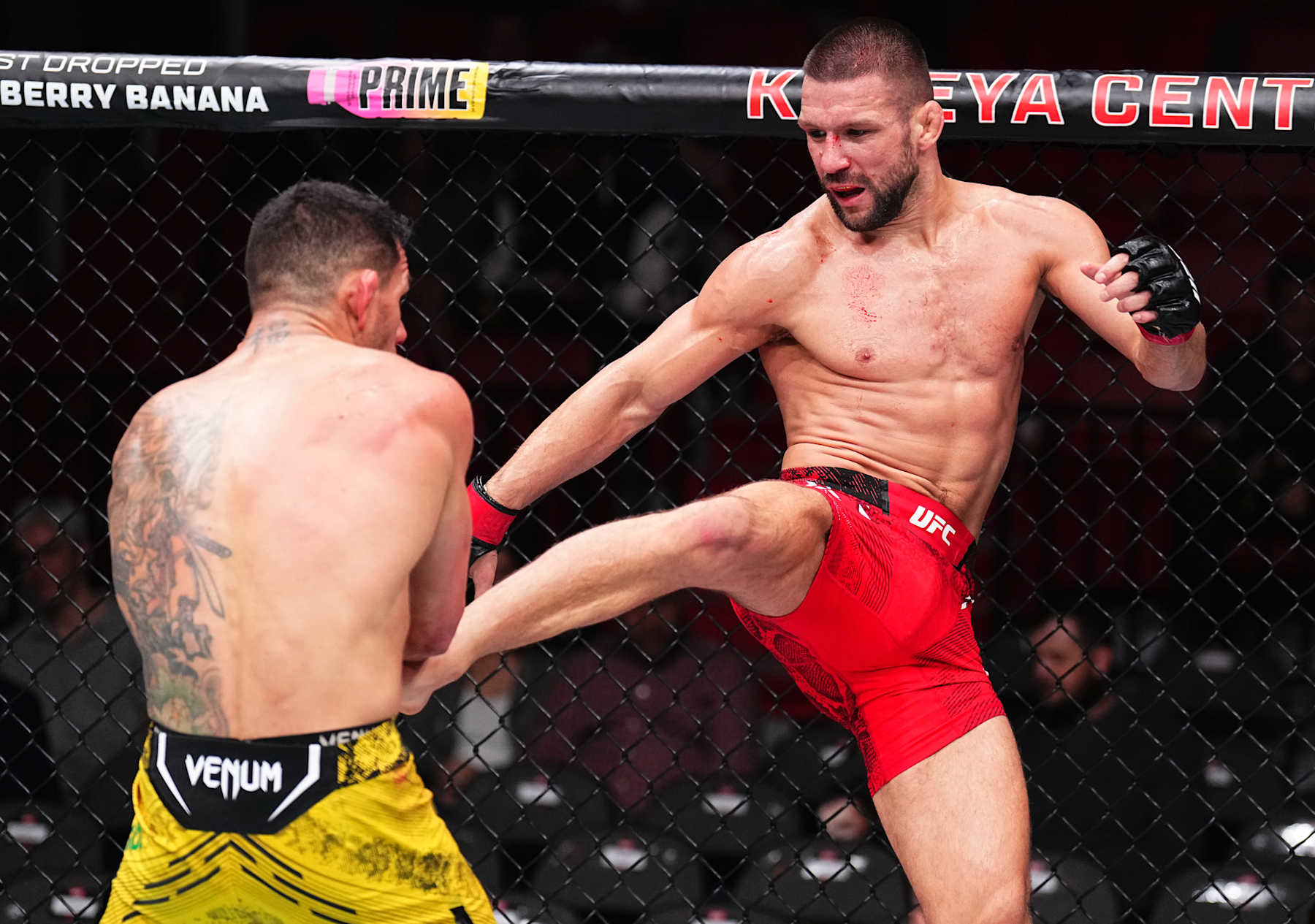 Mateusz Gamrot kicks Rafael Dos Anjos