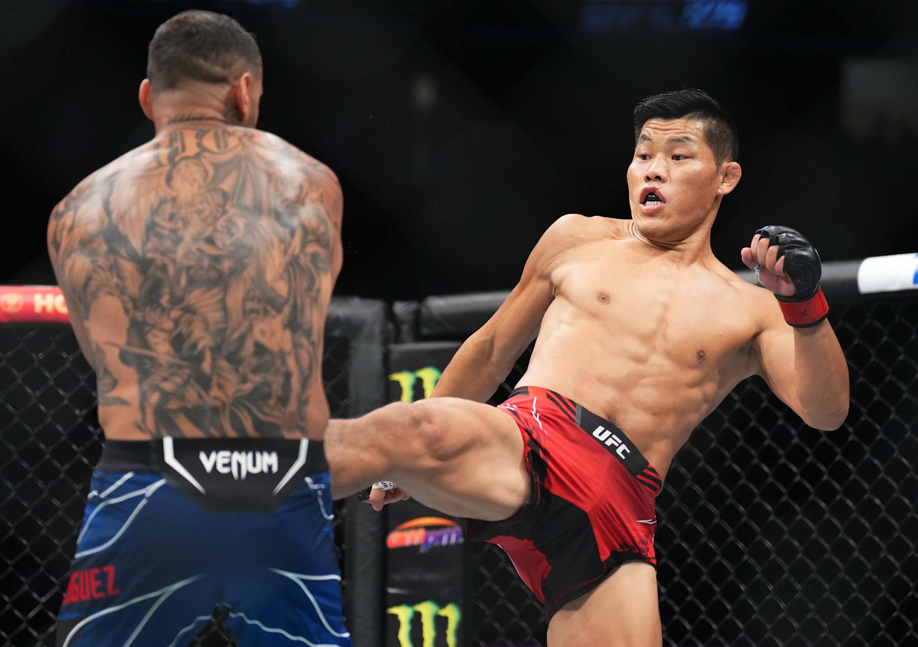 Li Jingliang kicks Daniel Rodriguez 