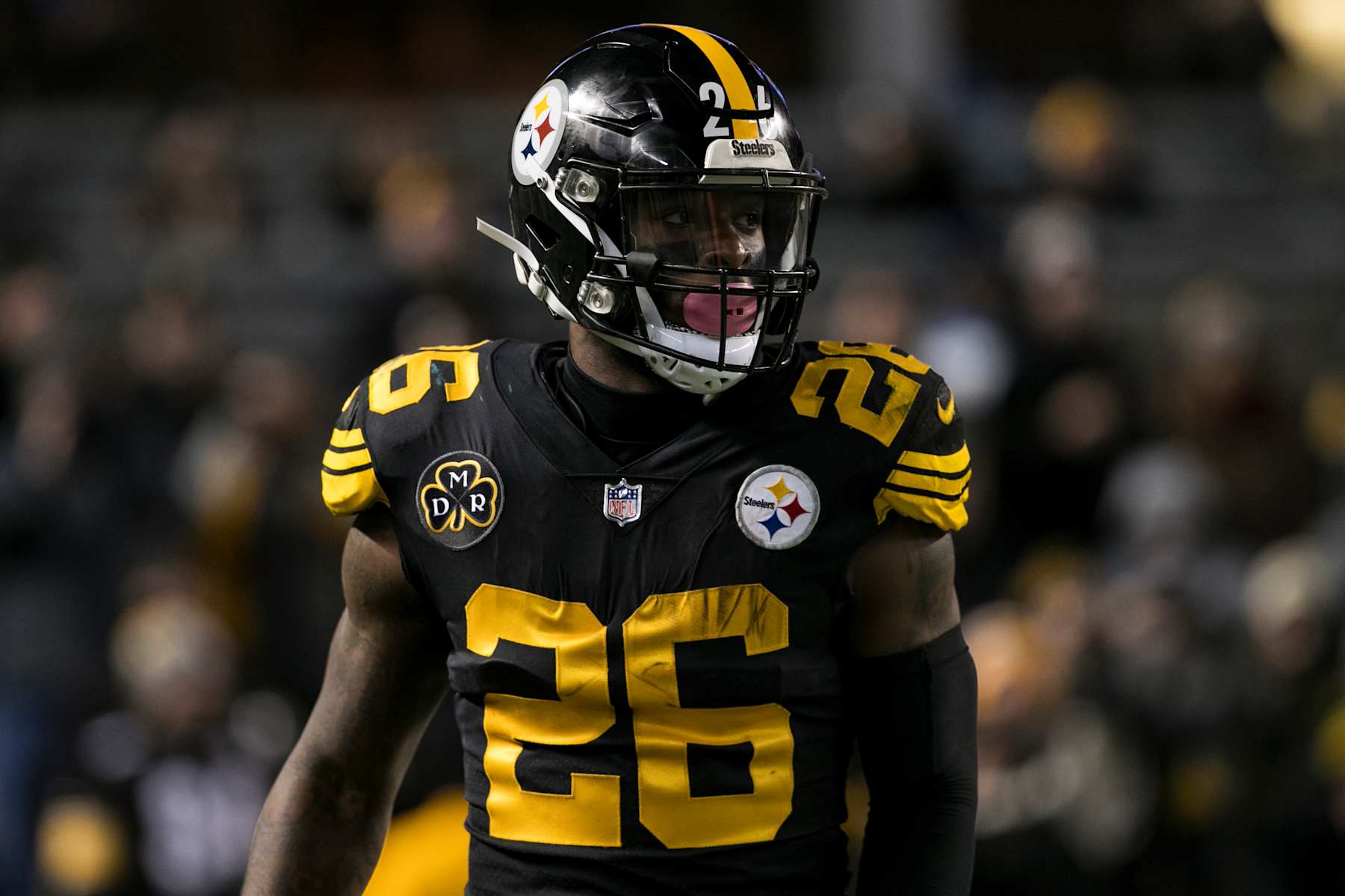 PITTSBURGH, PA - NOVEMBER 16: Pittsburgh Steelers Running Back Le'Veon Bell (26) looks on during the game between the Tennessee Titans and the Pittsburgh Steelers on November 16, 2017 at Heinz Field in Pittsburgh, Pa. (Photo by Mark Alberti/ Icon Sportswire)