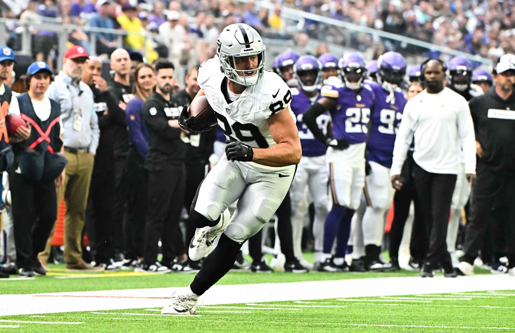 MINNEAPOLIS, MINNESOTA - AUGUST 10: Brock Bowers #89 of the Las Vegas Raiders catches the ball in the first quarter of the preseason game against the Minnesota Vikings at U.S. Bank Stadium on August 10, 2024 in Minneapolis, Minnesota. (Photo by Stephen Maturen/Getty Images)
