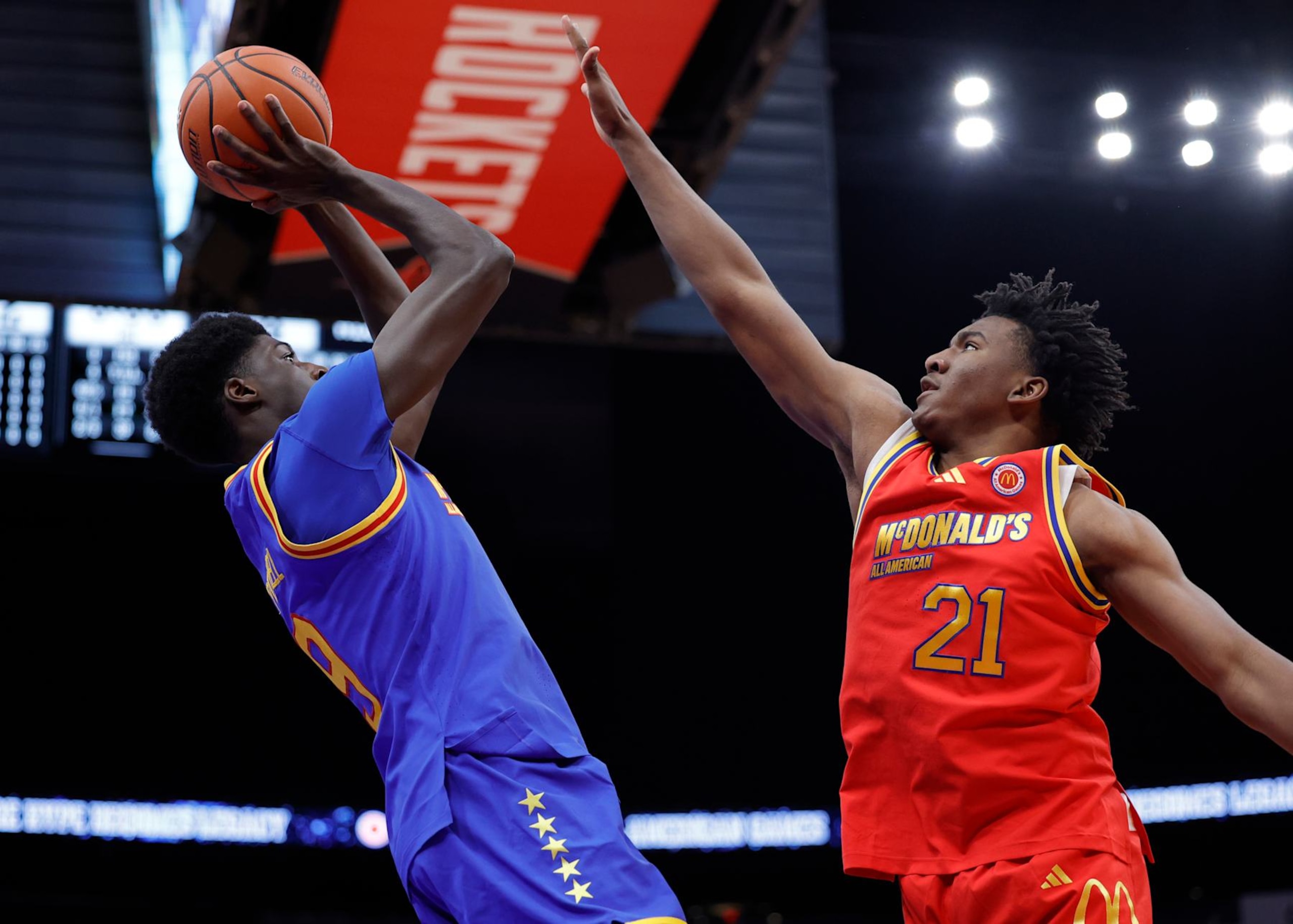 HOUSTON, TEXAS - APRIL 02: Drake Powell #9 shoots a basket against Karter Knox #21 during the first half of the mens 2024 McDonald's All American Game at Toyota Center on April 02, 2024 in Houston, Texas.  (Photo by Carmen Mandato/Getty Images)
