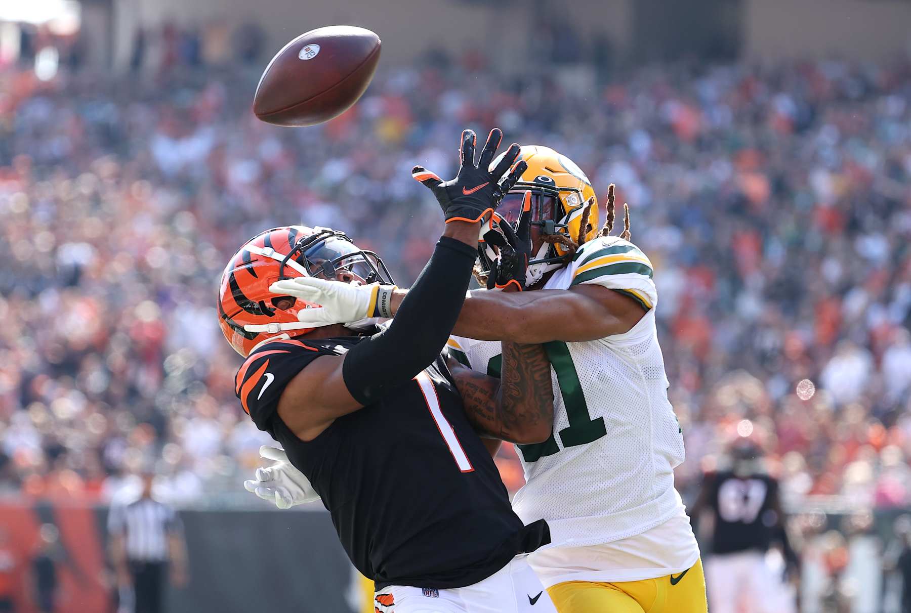 CINCINNATI, OHIO - OCTOBER 10: Eric Stokes #21 of the Green Bay Packers breaks up a pass intended for Ja'Marr Chase #1 of the Cincinnati Bengals during the first quarter at Paul Brown Stadium on October 10, 2021 in Cincinnati, Ohio. (Photo by Andy Lyons/Getty Images)