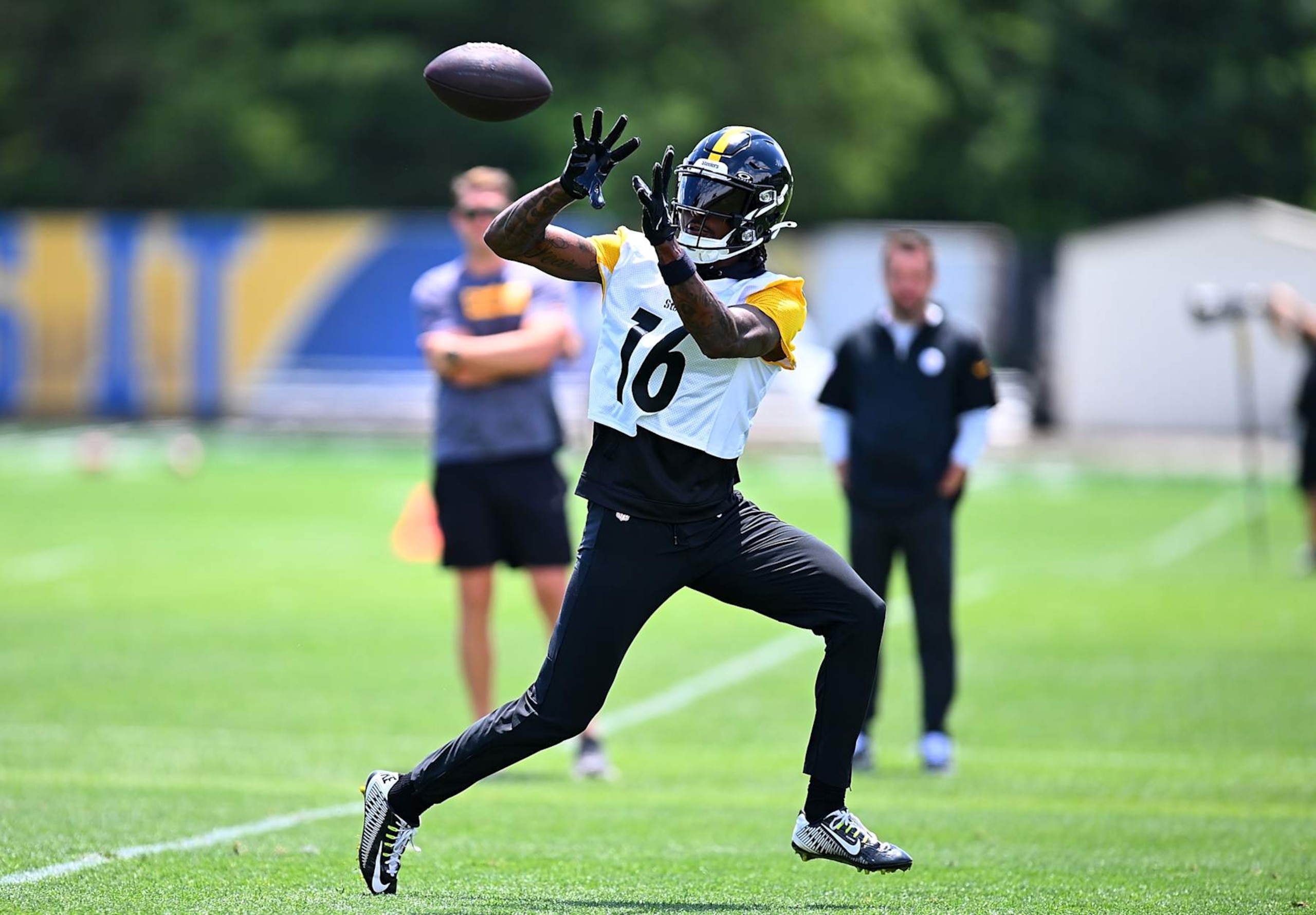 PITTSBURGH, PENNSYLVANIA - JUNE 6: Quez Watkins #16 of the Pittsburgh Steelers catches the ball during the Pittsburgh Steelers OTA offseason workout at UPMC Rooney Sports Complex on June 6 2024 in Pittsburgh, Pennsylvania. (Photo by Joe Sargent/Getty Images) PITTSBURGH, PENNSYLVANIA - JUNE 6: Quez Watkins #16 of the Pittsburgh Steelers catches the ball during the Pittsburgh Steelers OTA offseason workout at UPMC Rooney Sports Complex on June 6 2024 in Pittsburgh, Pennsylvania. (Photo by Joe Sargent/Getty Images)
