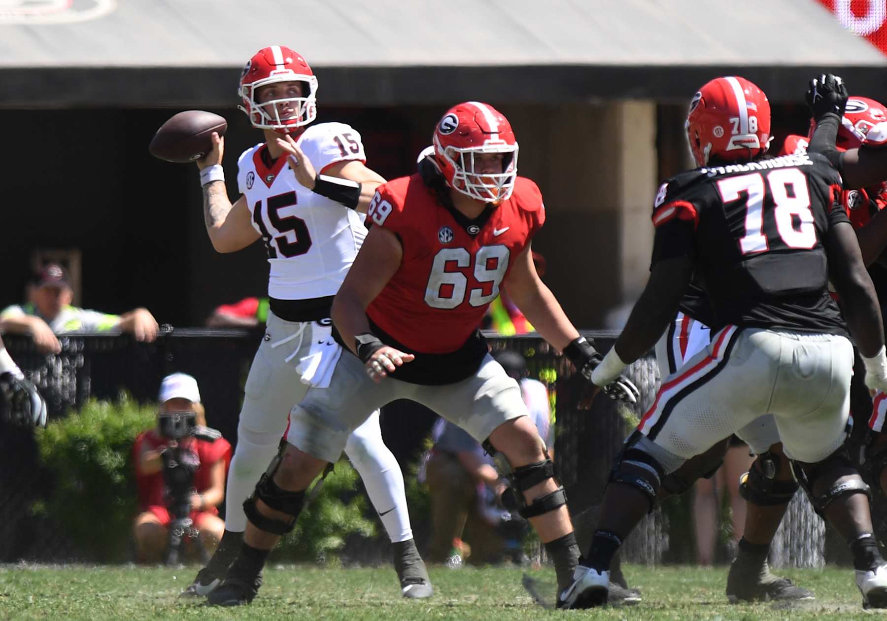 Athens, GA - APRIL 13: Georgia Bulldogs Quarterback Carson Beck (15) passes the ball as Georgia Bulldogs Offensive Linemen Tate Ratledge (69) blocks during the G-Day Red and Black Spring Game on April 13, 2024, Sanford Stadium in Athens, GA. (Photo by Jeffrey Vest/Icon Sportswire via Getty Images)