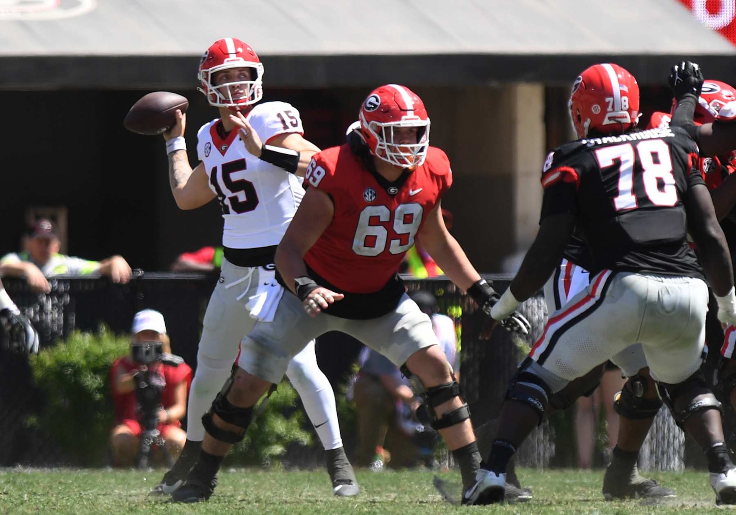 Athens, GA - APRIL 13: Georgia Bulldogs Quarterback Carson Beck (15) passes the ball as Georgia Bulldogs Offensive Linemen Tate Ratledge (69) blocks during the G-Day Red and Black Spring Game on April 13, 2024, Sanford Stadium in Athens, GA. (Photo by Jeffrey Vest/Icon Sportswire via Getty Images)